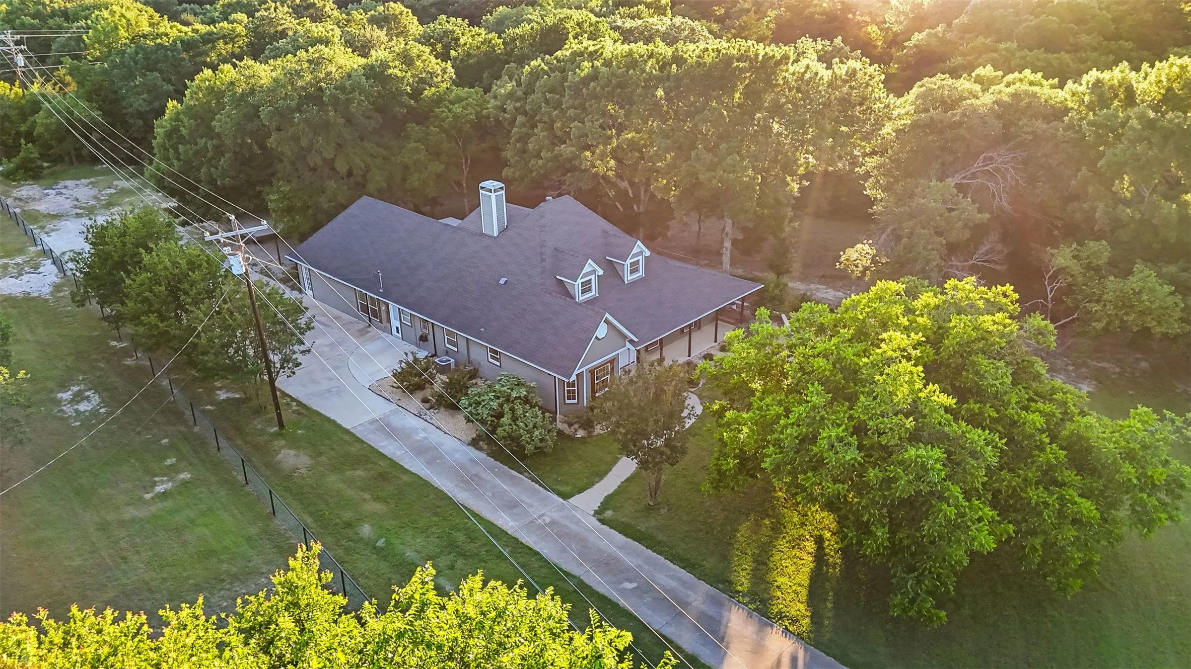 Single Family Residence For Sale in Ellis County , 1044 E Woodridge Road, Waxahachie, Texas 75165, 5 Bedroom, 4 Bathroom, Garage spaces, 3,236 Sqft, built in 1988, mls#21267198, Real Estate Agent in Waxahachie, Homes For Sale in Ellis county, Homes For Sale in Waxahachie, Realtor in Waxahachie Texas, Real Estate Brokerage Independent Realty Texas, Luminita Cordes Realtor