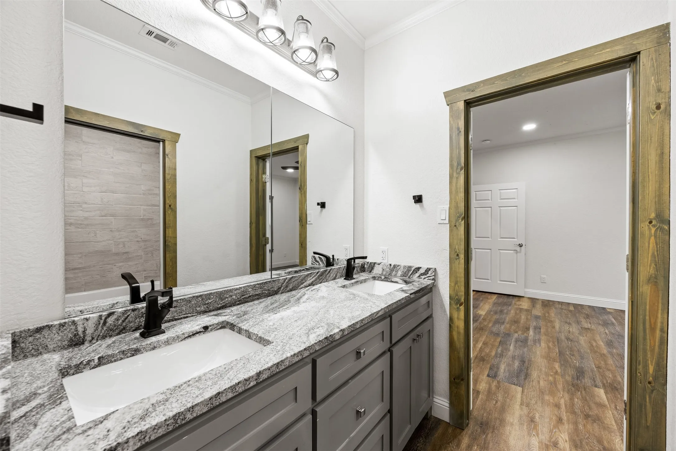Single Family Residence For Sale in Ellis County , 1044 E Woodridge Road, Waxahachie, Texas 75165, 5 Bedroom, 4 Bathroom, Garage spaces, 3,236 Sqft, built in 1988, mls#21267198, Real Estate Agent in Waxahachie, Homes For Sale in Ellis county, Homes For Sale in Waxahachie, Realtor in Waxahachie Texas, Real Estate Brokerage Independent Realty Texas, Luminita Cordes Realtor