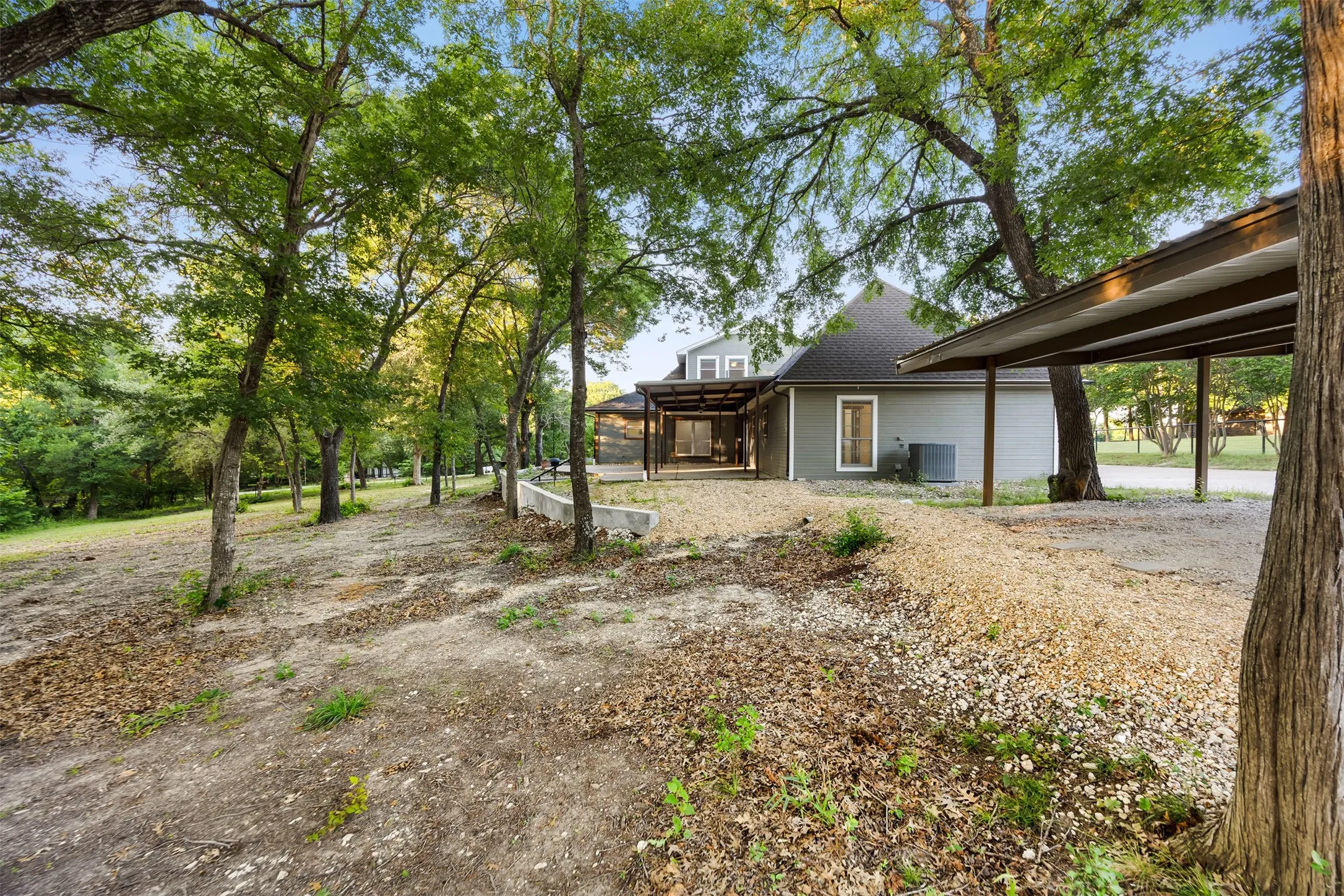 Single Family Residence For Sale in Ellis County , 1044 E Woodridge Road, Waxahachie, Texas 75165, 5 Bedroom, 4 Bathroom, Garage spaces, 3,236 Sqft, built in 1988, mls#21267198, Real Estate Agent in Waxahachie, Homes For Sale in Ellis county, Homes For Sale in Waxahachie, Realtor in Waxahachie Texas, Real Estate Brokerage Independent Realty Texas, Luminita Cordes Realtor