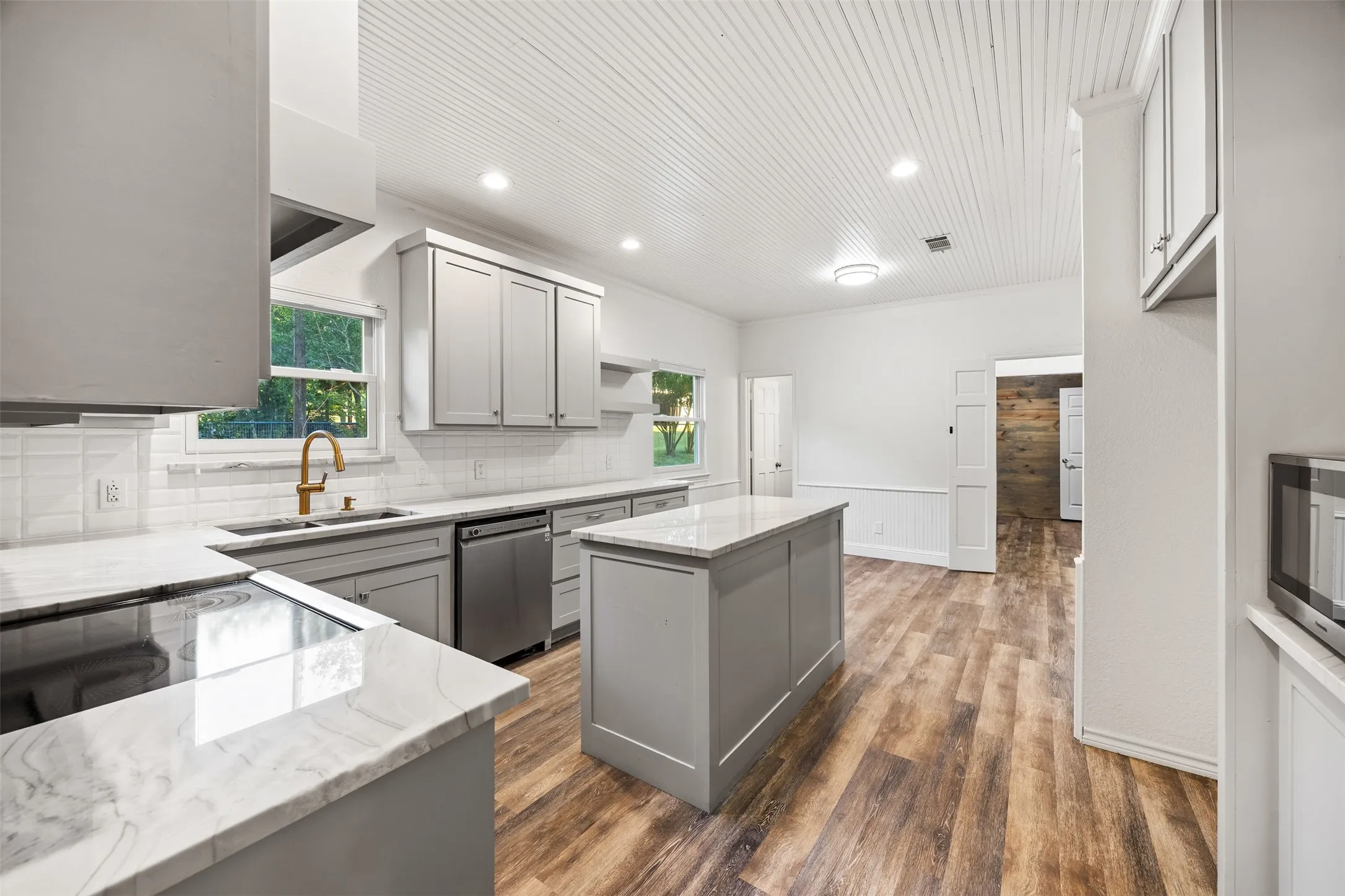 Single Family Residence For Sale in Ellis County , 1044 E Woodridge Road, Waxahachie, Texas 75165, 5 Bedroom, 4 Bathroom, Garage spaces, 3,236 Sqft, built in 1988, mls#21267198, Real Estate Agent in Waxahachie, Homes For Sale in Ellis county, Homes For Sale in Waxahachie, Realtor in Waxahachie Texas, Real Estate Brokerage Independent Realty Texas, Luminita Cordes Realtor
