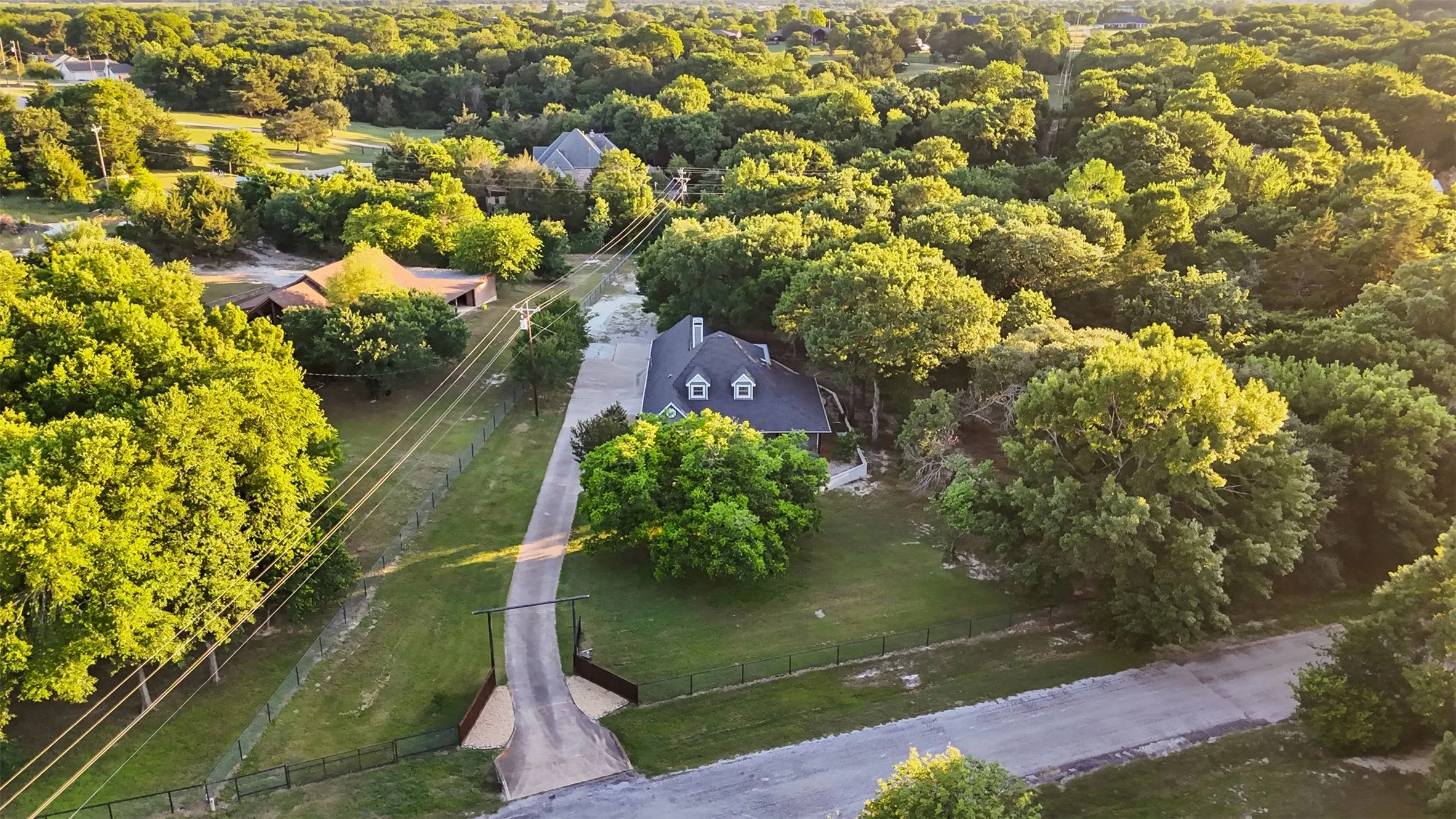 Single Family Residence For Sale in Ellis County , 1044 E Woodridge Road, Waxahachie, Texas 75165, 5 Bedroom, 4 Bathroom, Garage spaces, 3,236 Sqft, built in 1988, mls#21267198, Real Estate Agent in Waxahachie, Homes For Sale in Ellis county, Homes For Sale in Waxahachie, Realtor in Waxahachie Texas, Real Estate Brokerage Independent Realty Texas, Luminita Cordes Realtor