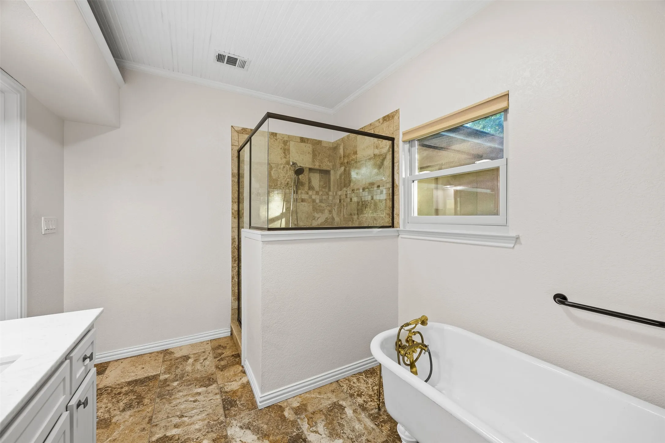 Single Family Residence For Sale in Ellis County , 1044 E Woodridge Road, Waxahachie, Texas 75165, 5 Bedroom, 4 Bathroom, Garage spaces, 3,236 Sqft, built in 1988, mls#21267198, Real Estate Agent in Waxahachie, Homes For Sale in Ellis county, Homes For Sale in Waxahachie, Realtor in Waxahachie Texas, Real Estate Brokerage Independent Realty Texas, Luminita Cordes Realtor