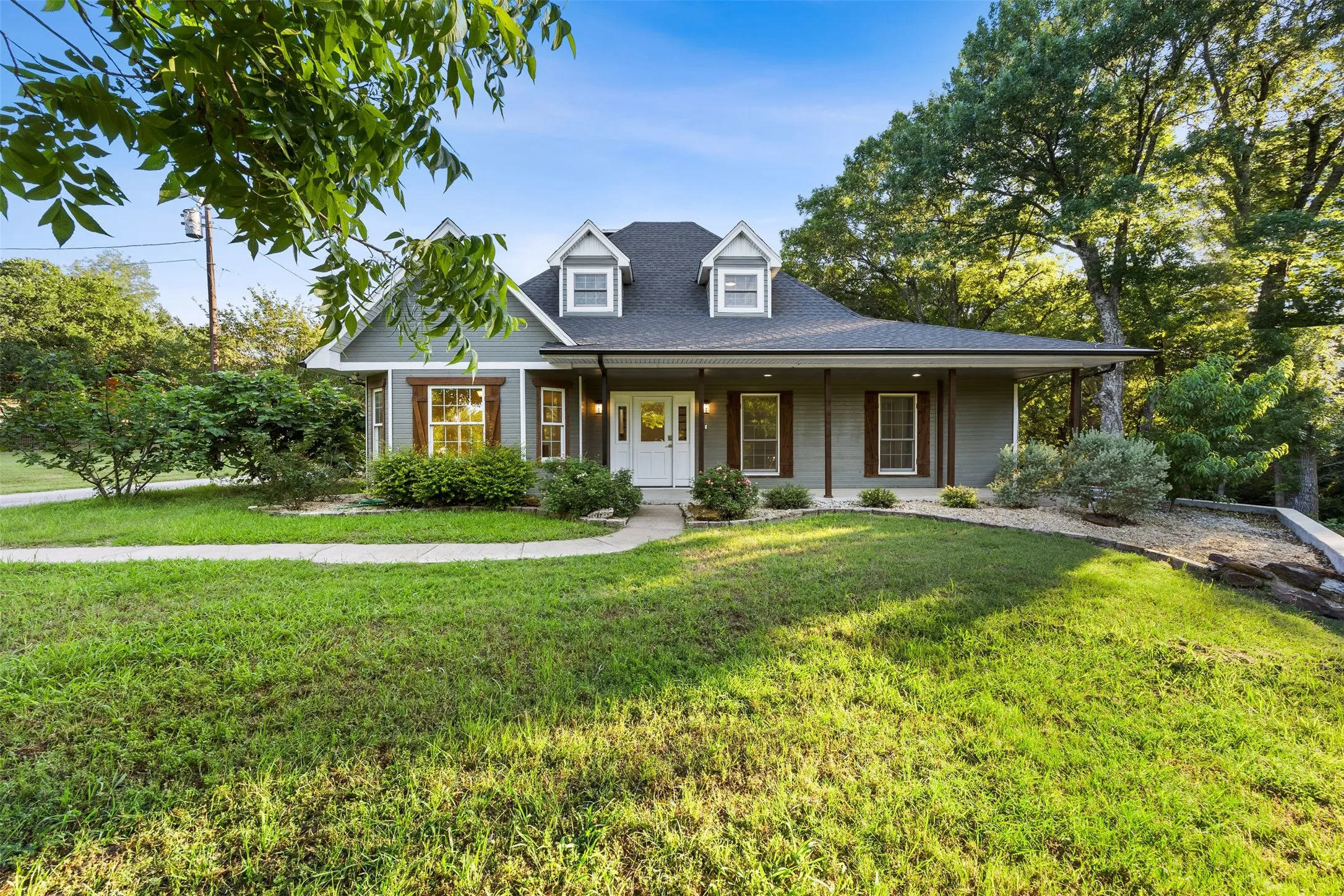 Single Family Residence For Sale in Ellis County , 1044 E Woodridge Road, Waxahachie, Texas 75165, 5 Bedroom, 4 Bathroom, Garage spaces, 3,236 Sqft, built in 1988, mls#21267198, Real Estate Agent in Waxahachie, Homes For Sale in Ellis county, Homes For Sale in Waxahachie, Realtor in Waxahachie Texas, Real Estate Brokerage Independent Realty Texas, Luminita Cordes Realtor