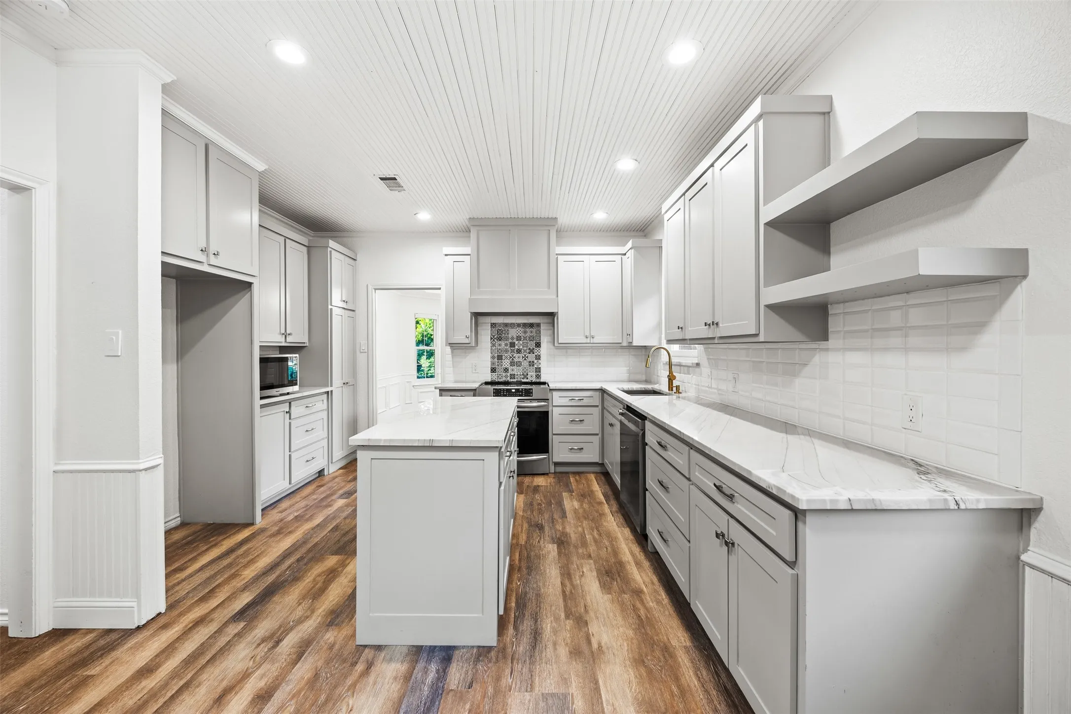 Single Family Residence For Sale in Ellis County , 1044 E Woodridge Road, Waxahachie, Texas 75165, 5 Bedroom, 4 Bathroom, Garage spaces, 3,236 Sqft, built in 1988, mls#21267198, Real Estate Agent in Waxahachie, Homes For Sale in Ellis county, Homes For Sale in Waxahachie, Realtor in Waxahachie Texas, Real Estate Brokerage Independent Realty Texas, Luminita Cordes Realtor