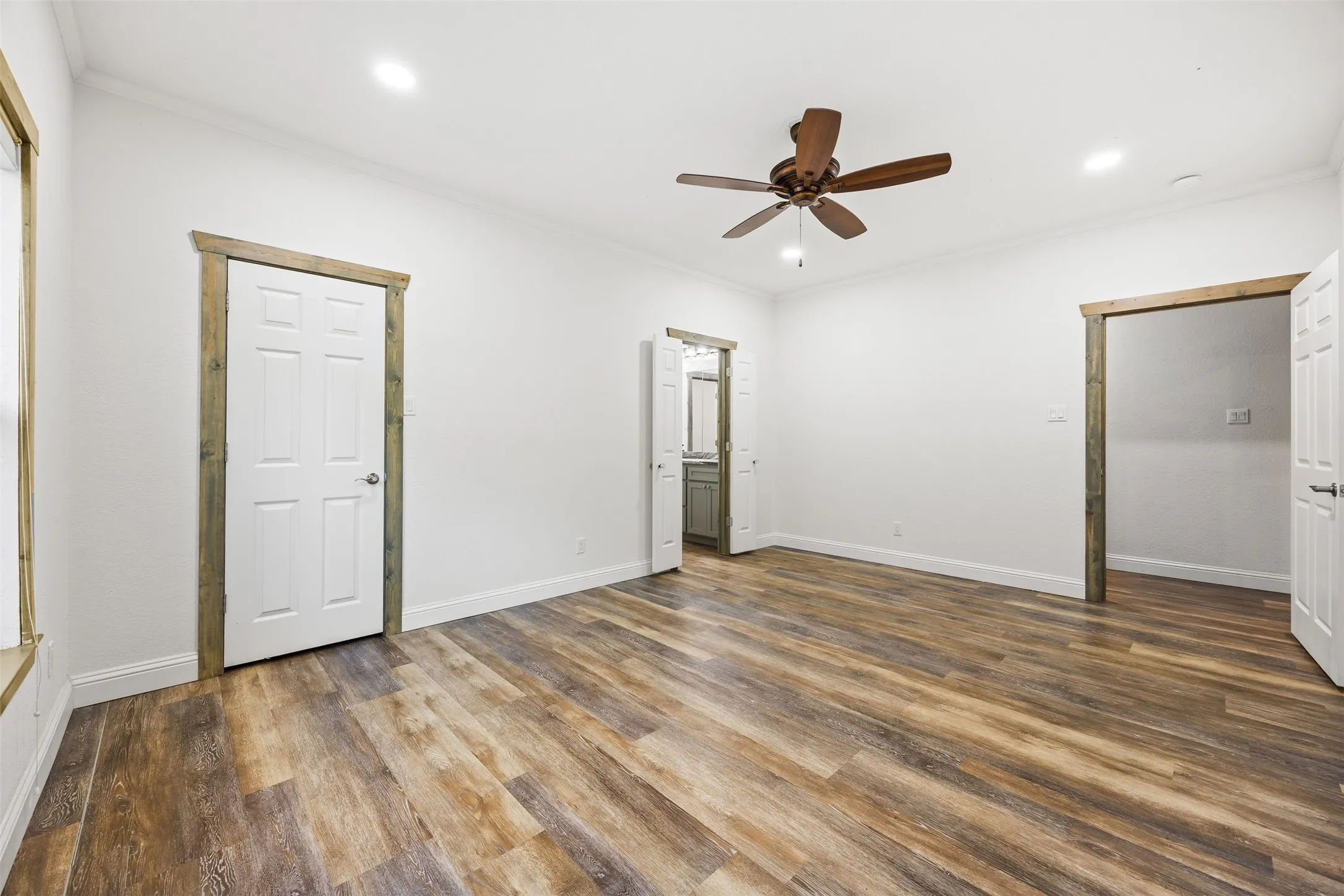 Single Family Residence For Sale in Ellis County , 1044 E Woodridge Road, Waxahachie, Texas 75165, 5 Bedroom, 4 Bathroom, Garage spaces, 3,236 Sqft, built in 1988, mls#21267198, Real Estate Agent in Waxahachie, Homes For Sale in Ellis county, Homes For Sale in Waxahachie, Realtor in Waxahachie Texas, Real Estate Brokerage Independent Realty Texas, Luminita Cordes Realtor