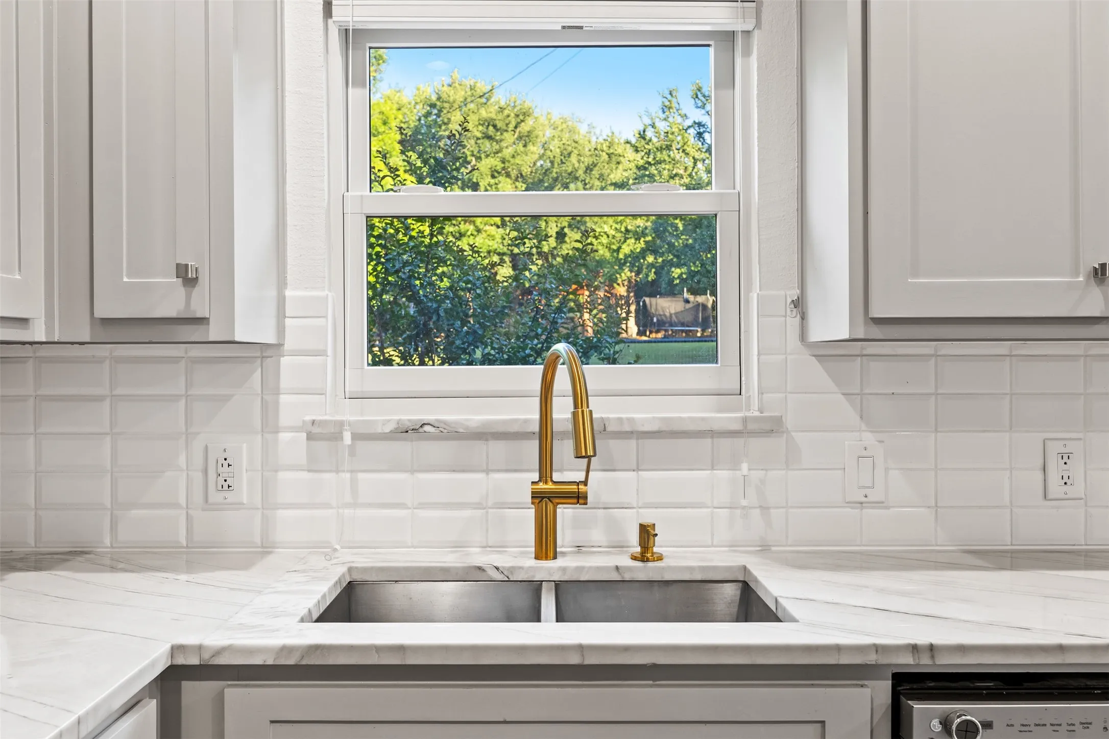 Single Family Residence For Sale in Ellis County , 1044 E Woodridge Road, Waxahachie, Texas 75165, 5 Bedroom, 4 Bathroom, Garage spaces, 3,236 Sqft, built in 1988, mls#21267198, Real Estate Agent in Waxahachie, Homes For Sale in Ellis county, Homes For Sale in Waxahachie, Realtor in Waxahachie Texas, Real Estate Brokerage Independent Realty Texas, Luminita Cordes Realtor