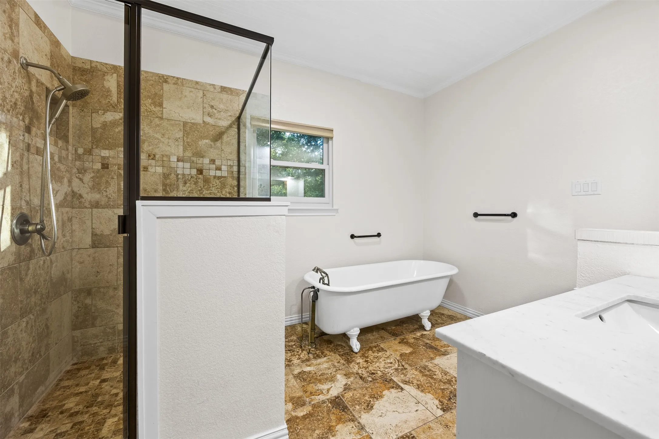 Single Family Residence For Sale in Ellis County , 1044 E Woodridge Road, Waxahachie, Texas 75165, 5 Bedroom, 4 Bathroom, Garage spaces, 3,236 Sqft, built in 1988, mls#21267198, Real Estate Agent in Waxahachie, Homes For Sale in Ellis county, Homes For Sale in Waxahachie, Realtor in Waxahachie Texas, Real Estate Brokerage Independent Realty Texas, Luminita Cordes Realtor