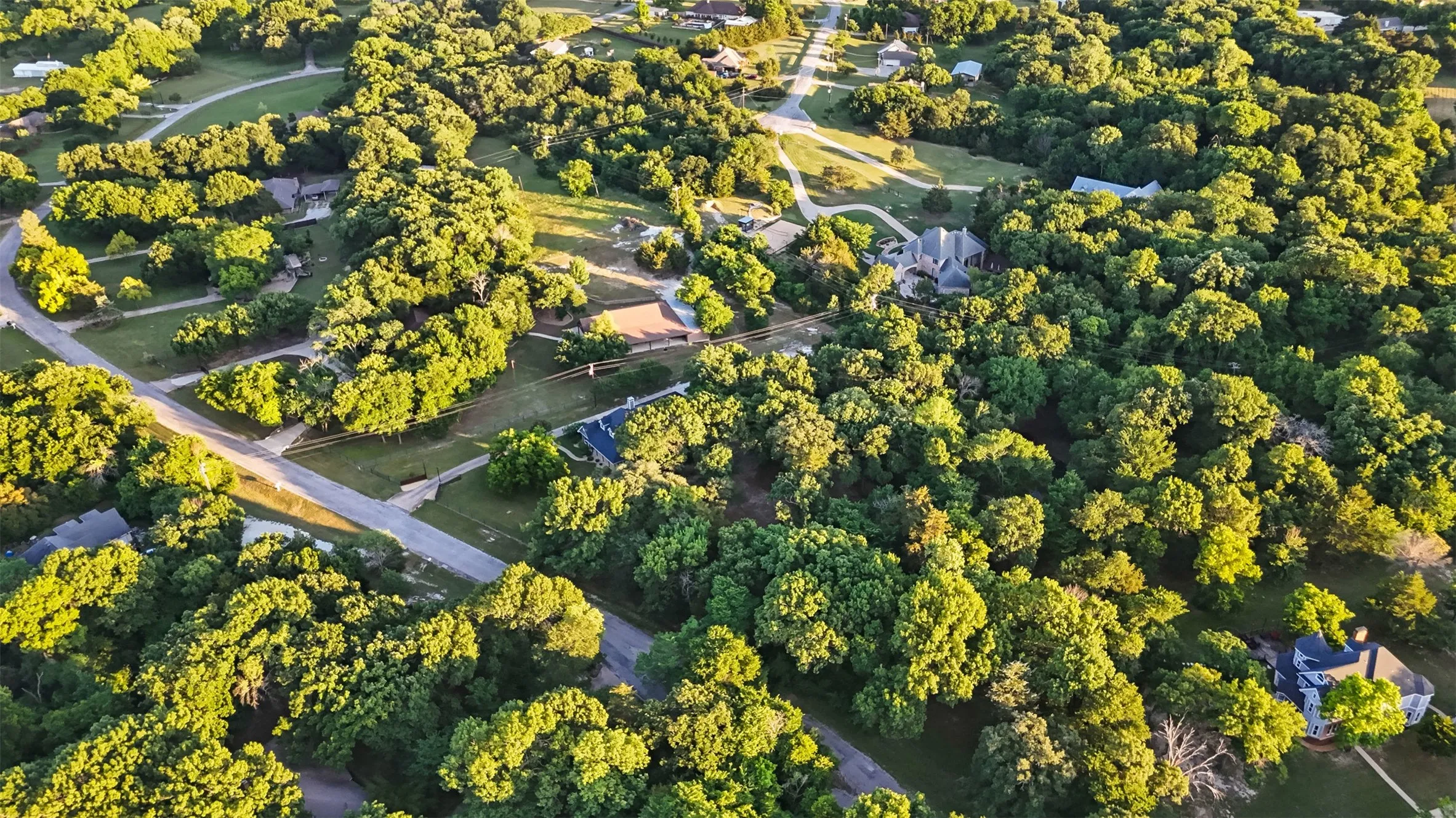 Single Family Residence For Sale in Ellis County , 1044 E Woodridge Road, Waxahachie, Texas 75165, 5 Bedroom, 4 Bathroom, Garage spaces, 3,236 Sqft, built in 1988, mls#21267198, Real Estate Agent in Waxahachie, Homes For Sale in Ellis county, Homes For Sale in Waxahachie, Realtor in Waxahachie Texas, Real Estate Brokerage Independent Realty Texas, Luminita Cordes Realtor