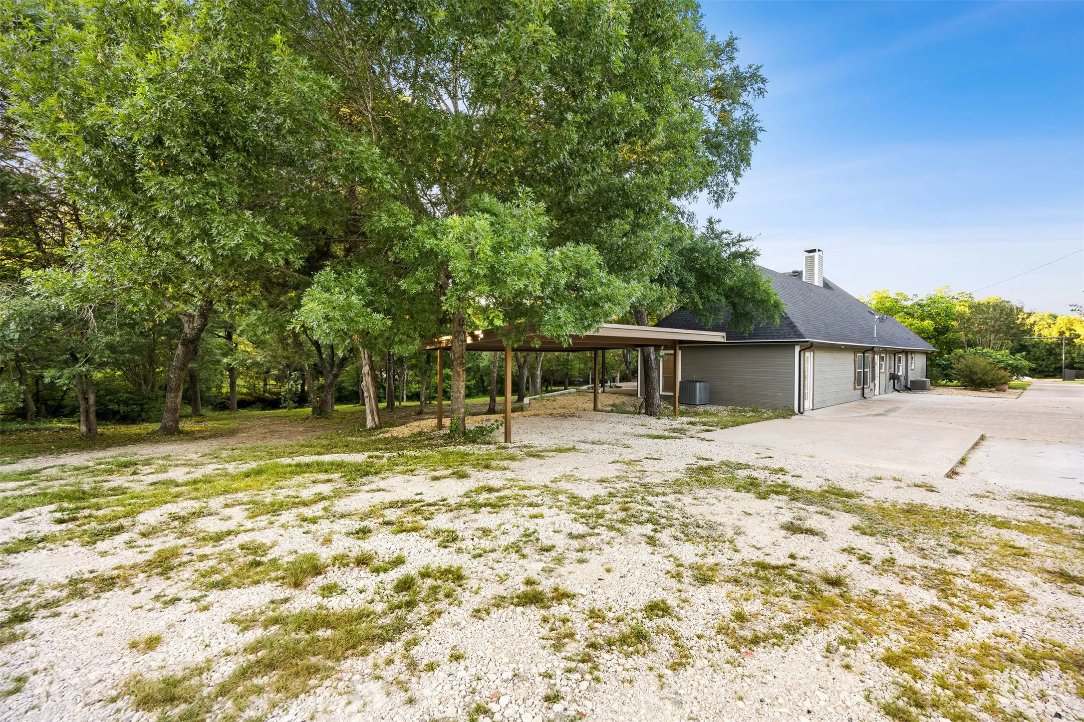 Single Family Residence For Sale in Ellis County , 1044 E Woodridge Road, Waxahachie, Texas 75165, 5 Bedroom, 4 Bathroom, Garage spaces, 3,236 Sqft, built in 1988, mls#21267198, Real Estate Agent in Waxahachie, Homes For Sale in Ellis county, Homes For Sale in Waxahachie, Realtor in Waxahachie Texas, Real Estate Brokerage Independent Realty Texas, Luminita Cordes Realtor