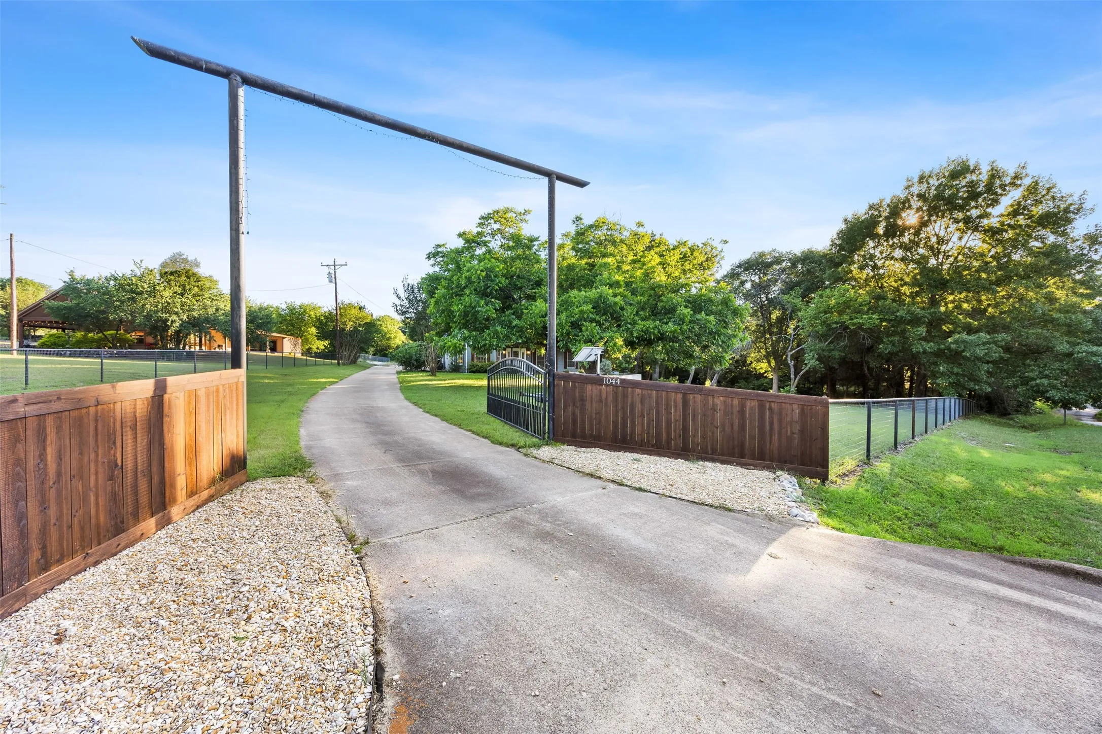 Single Family Residence For Sale in Ellis County , 1044 E Woodridge Road, Waxahachie, Texas 75165, 5 Bedroom, 4 Bathroom, Garage spaces, 3,236 Sqft, built in 1988, mls#21267198, Real Estate Agent in Waxahachie, Homes For Sale in Ellis county, Homes For Sale in Waxahachie, Realtor in Waxahachie Texas, Real Estate Brokerage Independent Realty Texas, Luminita Cordes Realtor
