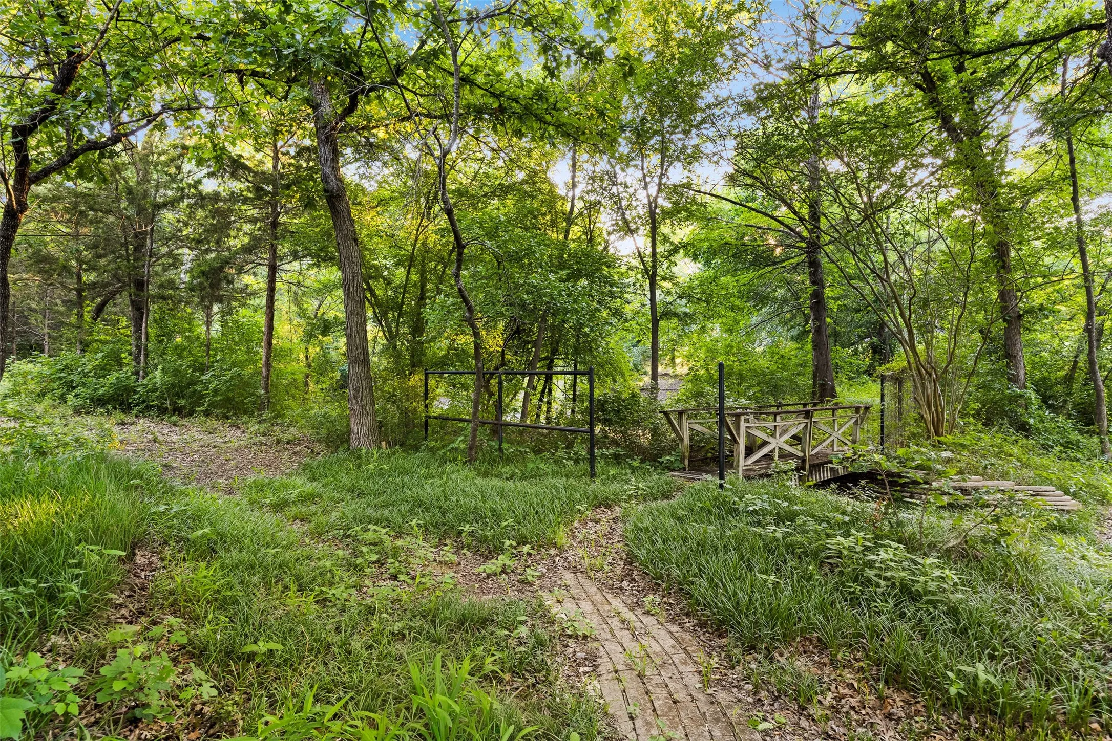Single Family Residence For Sale in Ellis County , 1044 E Woodridge Road, Waxahachie, Texas 75165, 5 Bedroom, 4 Bathroom, Garage spaces, 3,236 Sqft, built in 1988, mls#21267198, Real Estate Agent in Waxahachie, Homes For Sale in Ellis county, Homes For Sale in Waxahachie, Realtor in Waxahachie Texas, Real Estate Brokerage Independent Realty Texas, Luminita Cordes Realtor