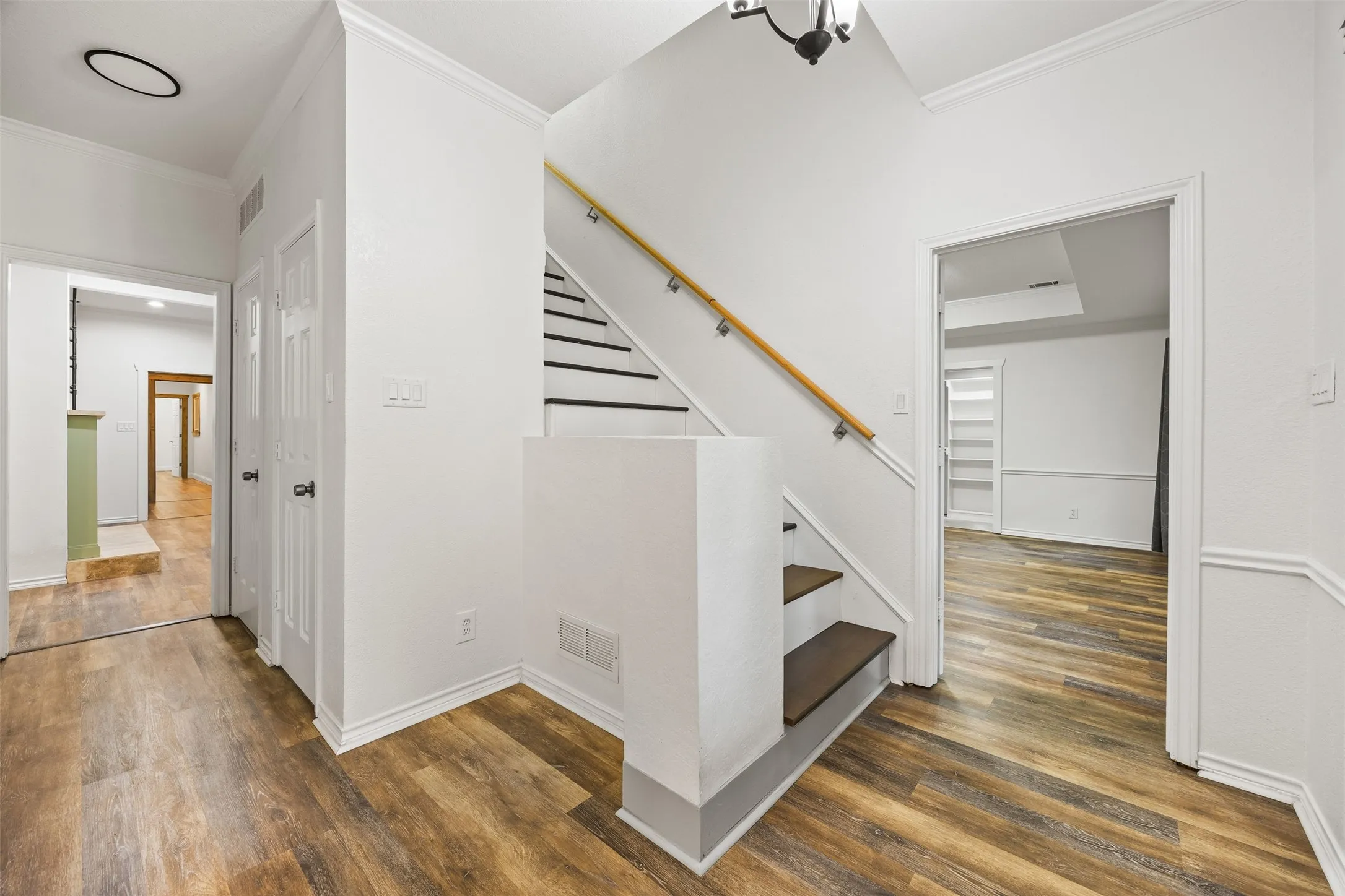 Single Family Residence For Sale in Ellis County , 1044 E Woodridge Road, Waxahachie, Texas 75165, 5 Bedroom, 4 Bathroom, Garage spaces, 3,236 Sqft, built in 1988, mls#21267198, Real Estate Agent in Waxahachie, Homes For Sale in Ellis county, Homes For Sale in Waxahachie, Realtor in Waxahachie Texas, Real Estate Brokerage Independent Realty Texas, Luminita Cordes Realtor