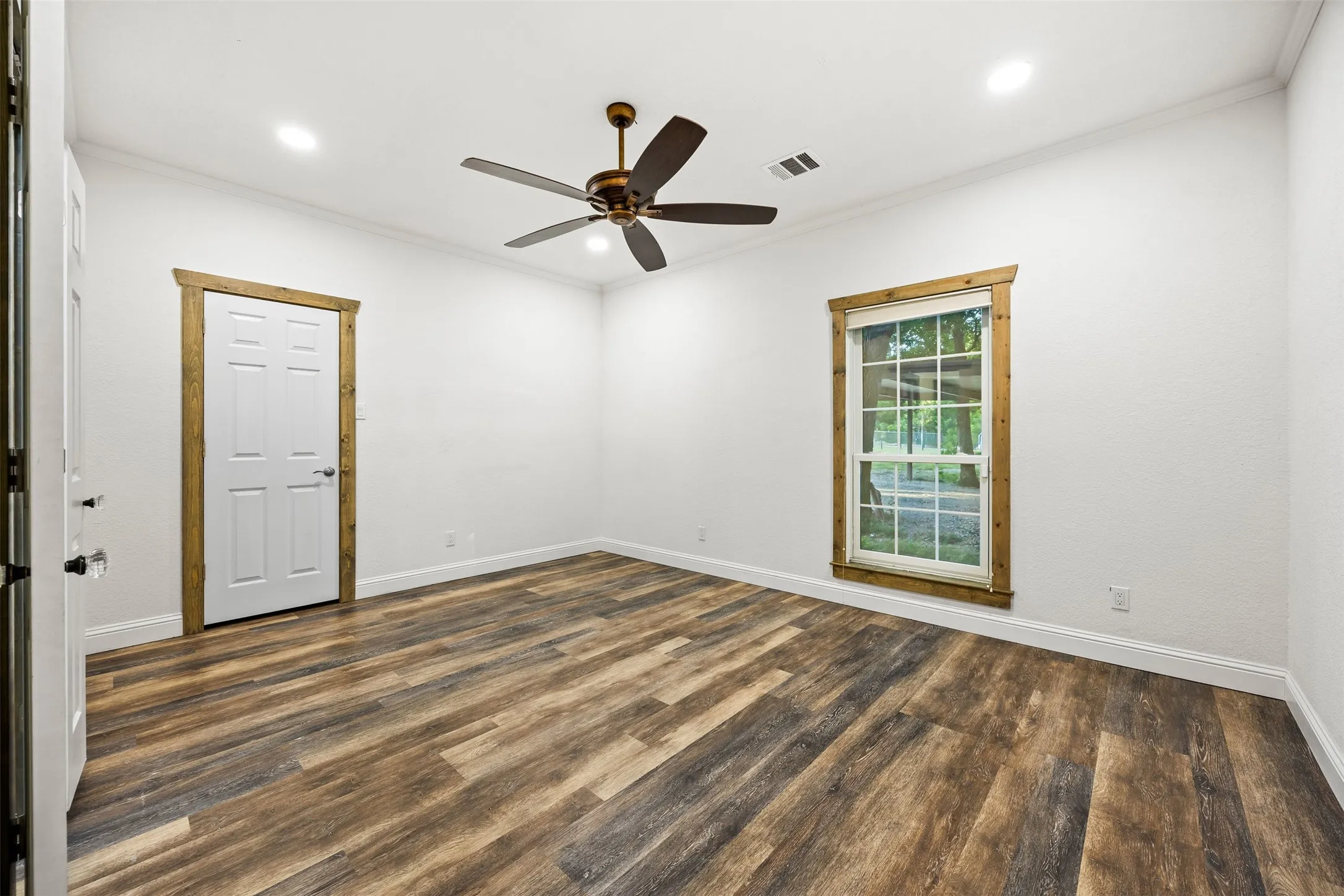 Single Family Residence For Sale in Ellis County , 1044 E Woodridge Road, Waxahachie, Texas 75165, 5 Bedroom, 4 Bathroom, Garage spaces, 3,236 Sqft, built in 1988, mls#21267198, Real Estate Agent in Waxahachie, Homes For Sale in Ellis county, Homes For Sale in Waxahachie, Realtor in Waxahachie Texas, Real Estate Brokerage Independent Realty Texas, Luminita Cordes Realtor