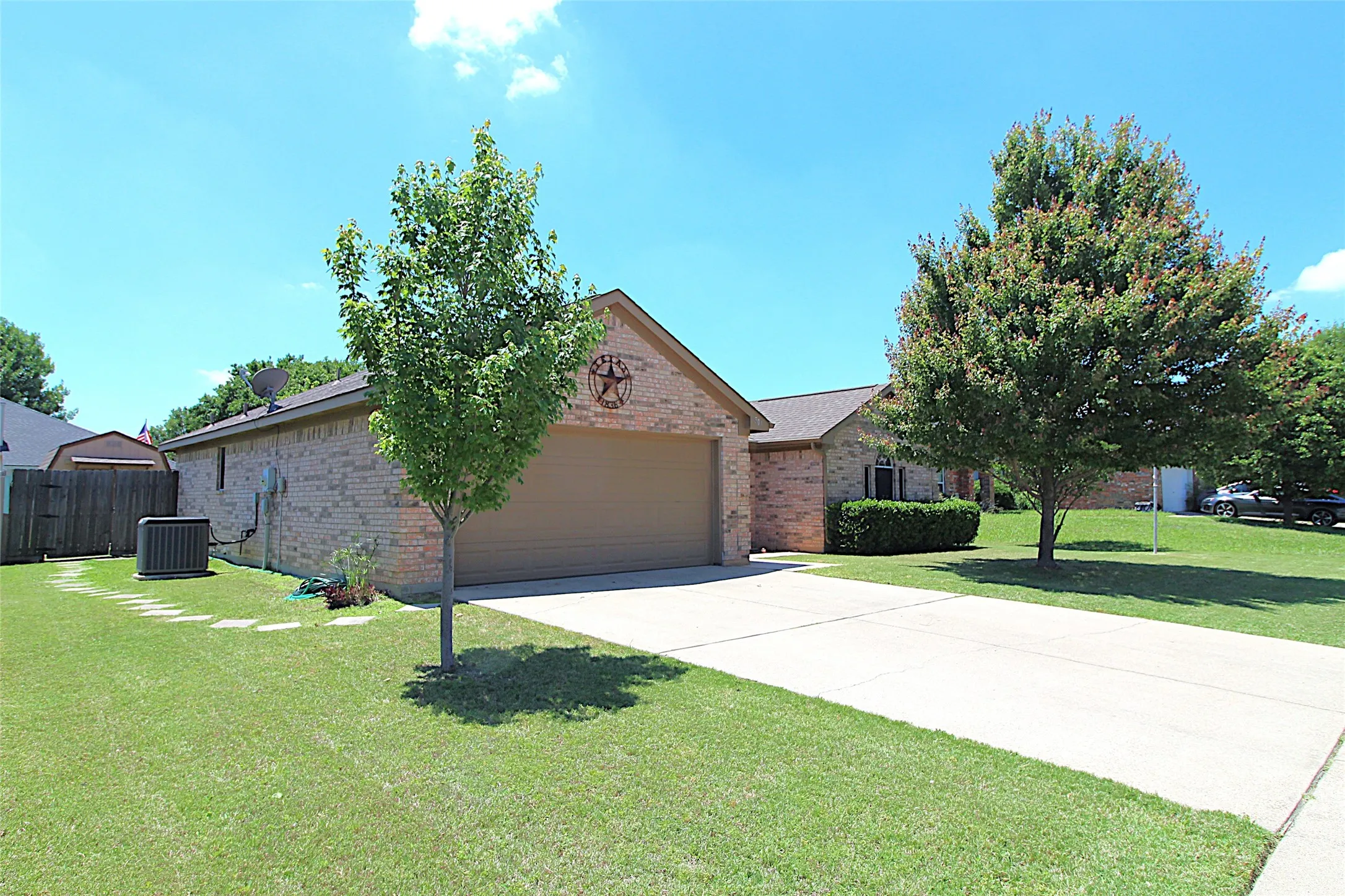 Single Family Residence For Sale in Johnson County , 501 Barbara Jean Lane, Burleson, Texas 76028, 3 Bedroom, 2 Bathroom, 2 Garage spaces, 1,425 Sqft, built in 2003, mls#21268810, Real Estate Agent in Burleson, Homes For Sale in Johnson county, Homes For Sale in Burleson, Realtor in Burleson Texas, Real Estate Brokerage Independent Realty Texas, Luminita Cordes Realtor