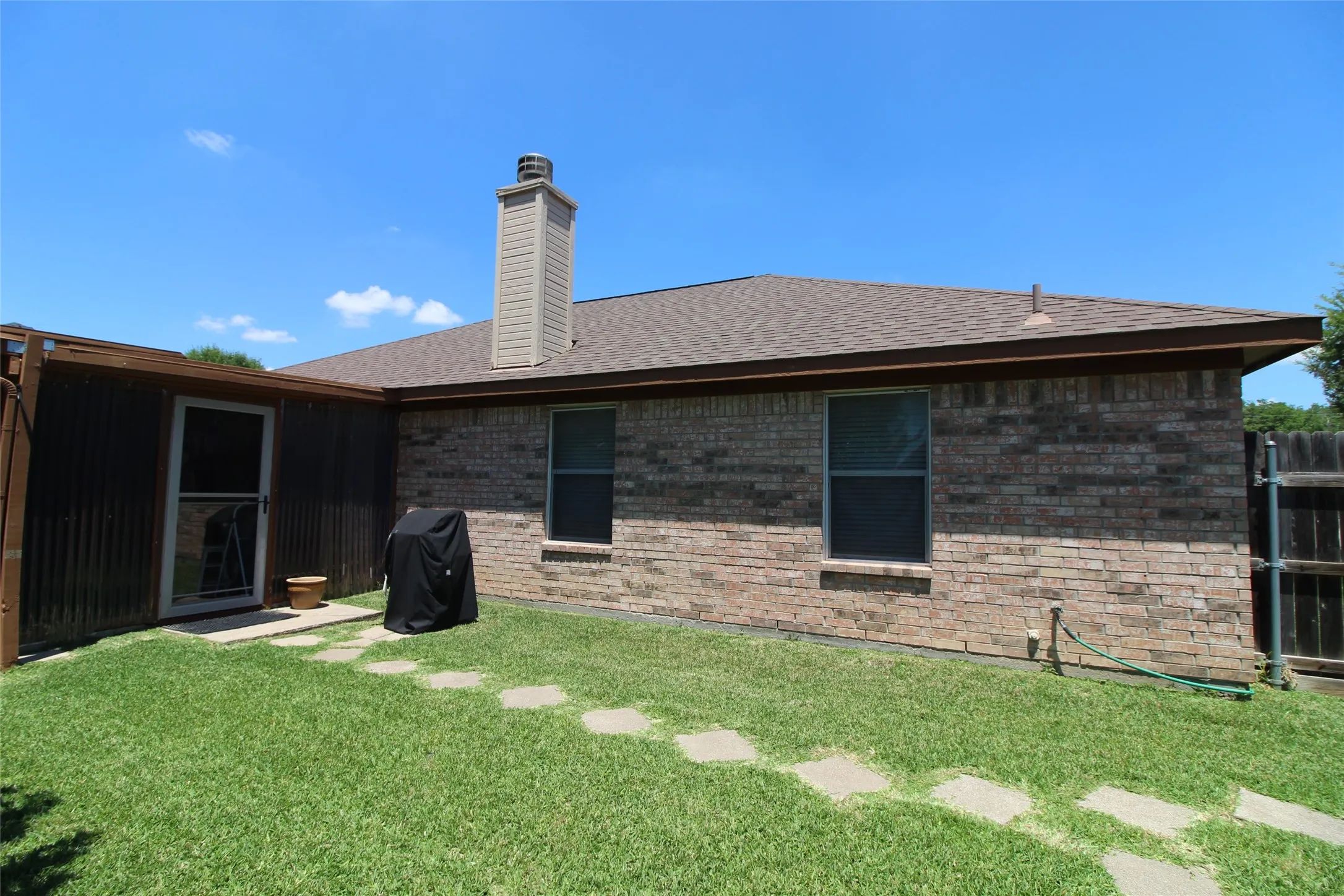 Single Family Residence For Sale in Johnson County , 501 Barbara Jean Lane, Burleson, Texas 76028, 3 Bedroom, 2 Bathroom, 2 Garage spaces, 1,425 Sqft, built in 2003, mls#21268810, Real Estate Agent in Burleson, Homes For Sale in Johnson county, Homes For Sale in Burleson, Realtor in Burleson Texas, Real Estate Brokerage Independent Realty Texas, Luminita Cordes Realtor