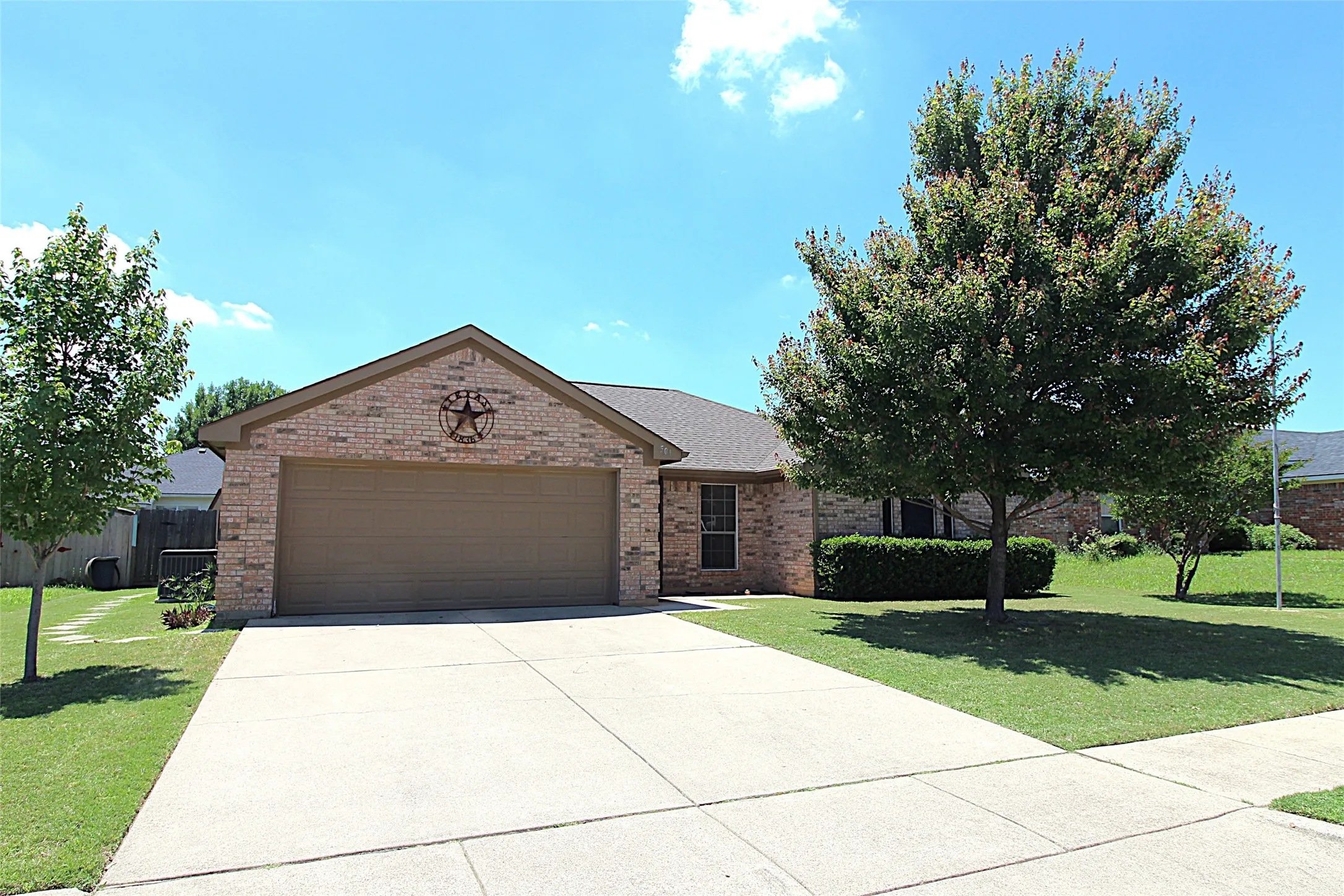 Single Family Residence For Sale in Johnson County , 501 Barbara Jean Lane, Burleson, Texas 76028, 3 Bedroom, 2 Bathroom, 2 Garage spaces, 1,425 Sqft, built in 2003, mls#21268810, Real Estate Agent in Burleson, Homes For Sale in Johnson county, Homes For Sale in Burleson, Realtor in Burleson Texas, Real Estate Brokerage Independent Realty Texas, Luminita Cordes Realtor