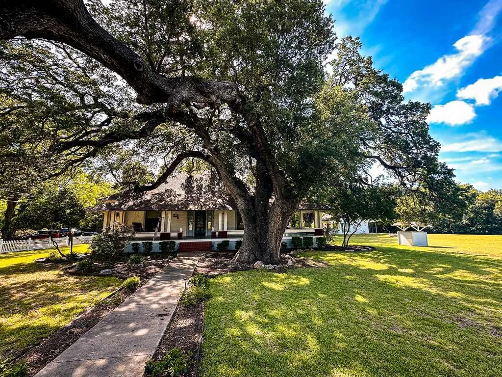 Single Family Residence For Sale in Bell County , 1708 S Wall Street, Belton, Texas 76513, 4 Bedroom, 2 Bathroom, 2 Garage spaces, 3,004 Sqft, built in 1918, Price $625,000, mls#21266824, Real Estate Agent in Belton, Homes For Sale in Bell county, Homes For Sale in Belton, Realtor in Belton Texas, Real Estate Brokerage Independent Realty Texas, Luminita Cordes Realtor
