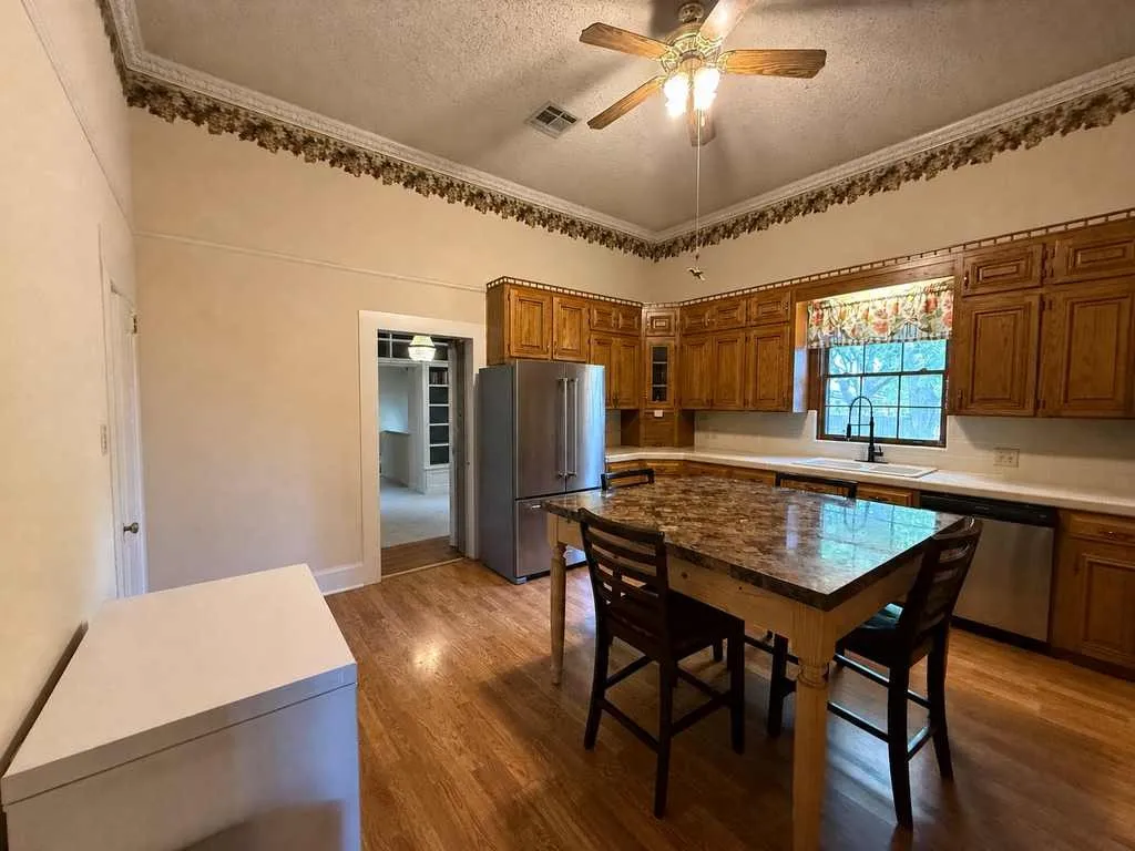 Single Family Residence For Sale in Bell County , 1708 S Wall Street, Belton, Texas 76513, 4 Bedroom, 2 Bathroom, 2 Garage spaces, 3,004 Sqft, built in 1918, Price $625,000, mls#21266824, Real Estate Agent in Belton, Homes For Sale in Bell county, Homes For Sale in Belton, Realtor in Belton Texas, Real Estate Brokerage Independent Realty Texas, Luminita Cordes Realtor