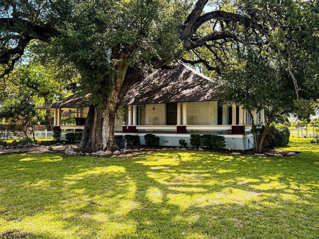 Single Family Residence For Sale in Bell County , 1708 S Wall Street, Belton, Texas 76513, 4 Bedroom, 2 Bathroom, 2 Garage spaces, 3,004 Sqft, built in 1918, Price $625,000, mls#21266824, Real Estate Agent in Belton, Homes For Sale in Bell county, Homes For Sale in Belton, Realtor in Belton Texas, Real Estate Brokerage Independent Realty Texas, Luminita Cordes Realtor