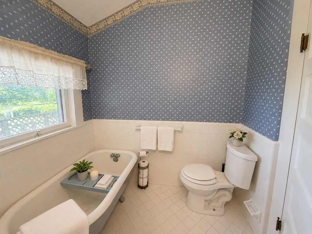 Single Family Residence For Sale in Bell County , 1708 S Wall Street, Belton, Texas 76513, 4 Bedroom, 2 Bathroom, 2 Garage spaces, 3,004 Sqft, built in 1918, Price $625,000, mls#21266824, Real Estate Agent in Belton, Homes For Sale in Bell county, Homes For Sale in Belton, Realtor in Belton Texas, Real Estate Brokerage Independent Realty Texas, Luminita Cordes Realtor