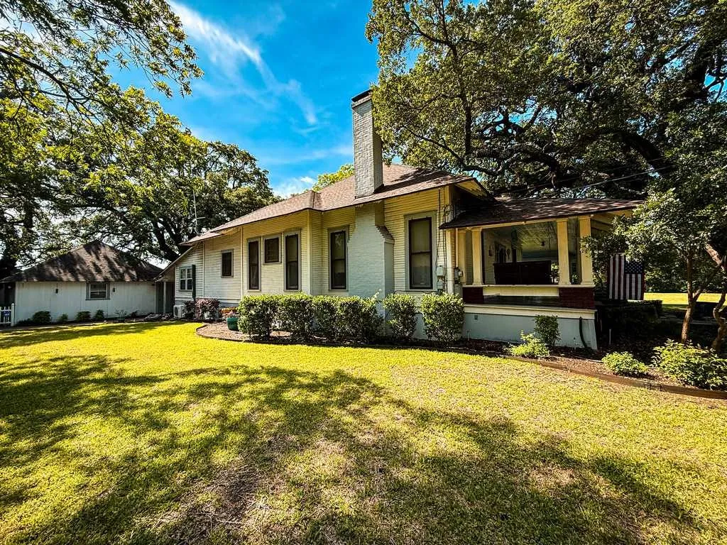 Single Family Residence For Sale in Bell County , 1708 S Wall Street, Belton, Texas 76513, 4 Bedroom, 2 Bathroom, 2 Garage spaces, 3,004 Sqft, built in 1918, Price $625,000, mls#21266824, Real Estate Agent in Belton, Homes For Sale in Bell county, Homes For Sale in Belton, Realtor in Belton Texas, Real Estate Brokerage Independent Realty Texas, Luminita Cordes Realtor