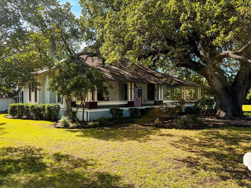 Single Family Residence For Sale in Bell County , 1708 S Wall Street, Belton, Texas 76513, 4 Bedroom, 2 Bathroom, 2 Garage spaces, 3,004 Sqft, built in 1918, Price $625,000, mls#21266824, Real Estate Agent in Belton, Homes For Sale in Bell county, Homes For Sale in Belton, Realtor in Belton Texas, Real Estate Brokerage Independent Realty Texas, Luminita Cordes Realtor