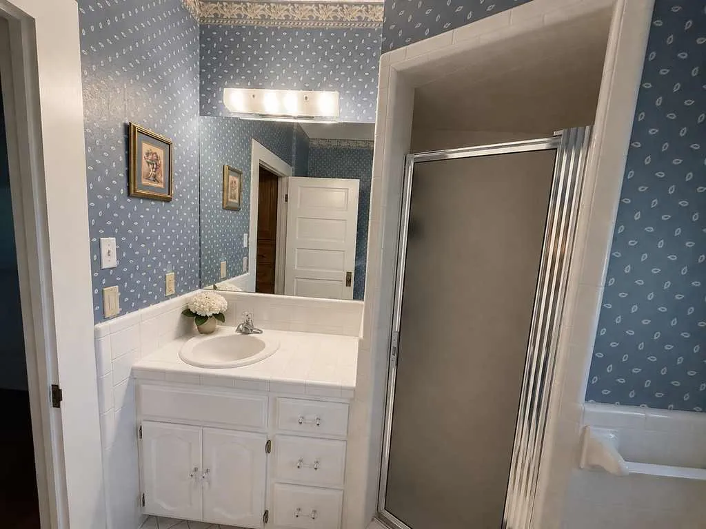 Single Family Residence For Sale in Bell County , 1708 S Wall Street, Belton, Texas 76513, 4 Bedroom, 2 Bathroom, 2 Garage spaces, 3,004 Sqft, built in 1918, Price $625,000, mls#21266824, Real Estate Agent in Belton, Homes For Sale in Bell county, Homes For Sale in Belton, Realtor in Belton Texas, Real Estate Brokerage Independent Realty Texas, Luminita Cordes Realtor