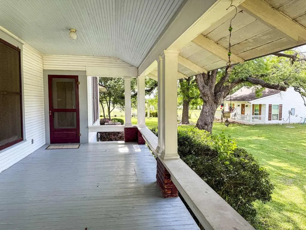 Single Family Residence For Sale in Bell County , 1708 S Wall Street, Belton, Texas 76513, 4 Bedroom, 2 Bathroom, 2 Garage spaces, 3,004 Sqft, built in 1918, Price $625,000, mls#21266824, Real Estate Agent in Belton, Homes For Sale in Bell county, Homes For Sale in Belton, Realtor in Belton Texas, Real Estate Brokerage Independent Realty Texas, Luminita Cordes Realtor