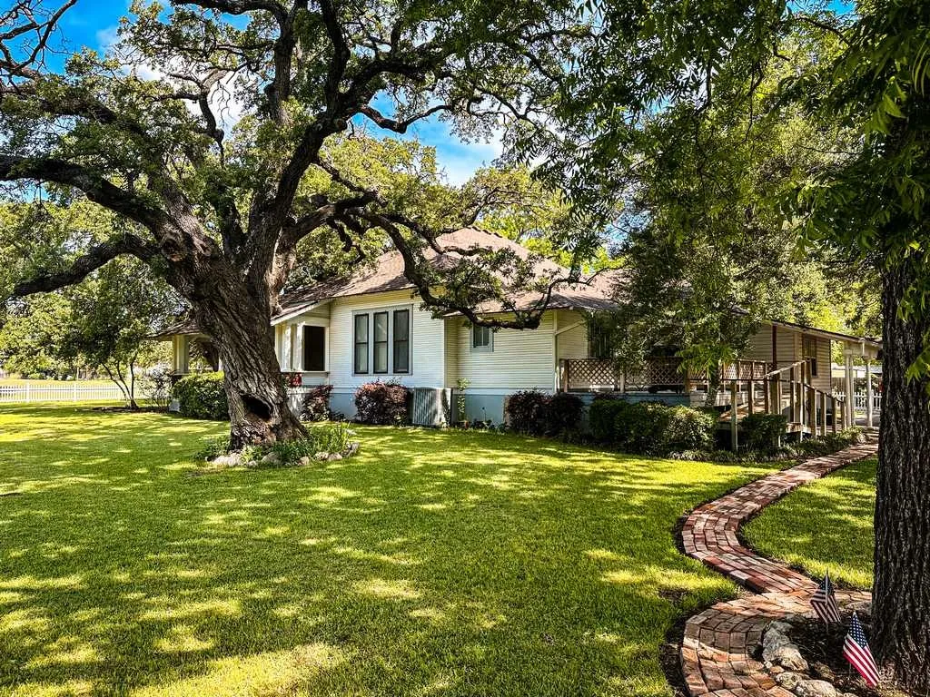 Single Family Residence For Sale in Bell County , 1708 S Wall Street, Belton, Texas 76513, 4 Bedroom, 2 Bathroom, 2 Garage spaces, 3,004 Sqft, built in 1918, Price $625,000, mls#21266824, Real Estate Agent in Belton, Homes For Sale in Bell county, Homes For Sale in Belton, Realtor in Belton Texas, Real Estate Brokerage Independent Realty Texas, Luminita Cordes Realtor