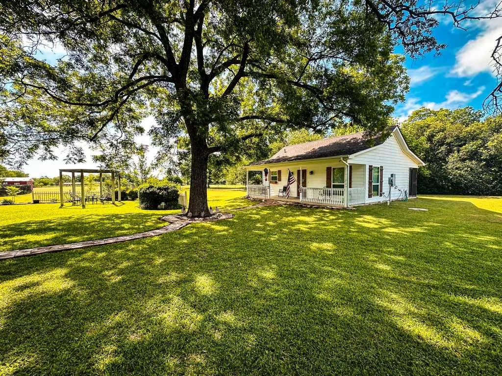 Single Family Residence For Sale in Bell County , 1708 S Wall Street, Belton, Texas 76513, 4 Bedroom, 2 Bathroom, 2 Garage spaces, 3,004 Sqft, built in 1918, Price $625,000, mls#21266824, Real Estate Agent in Belton, Homes For Sale in Bell county, Homes For Sale in Belton, Realtor in Belton Texas, Real Estate Brokerage Independent Realty Texas, Luminita Cordes Realtor
