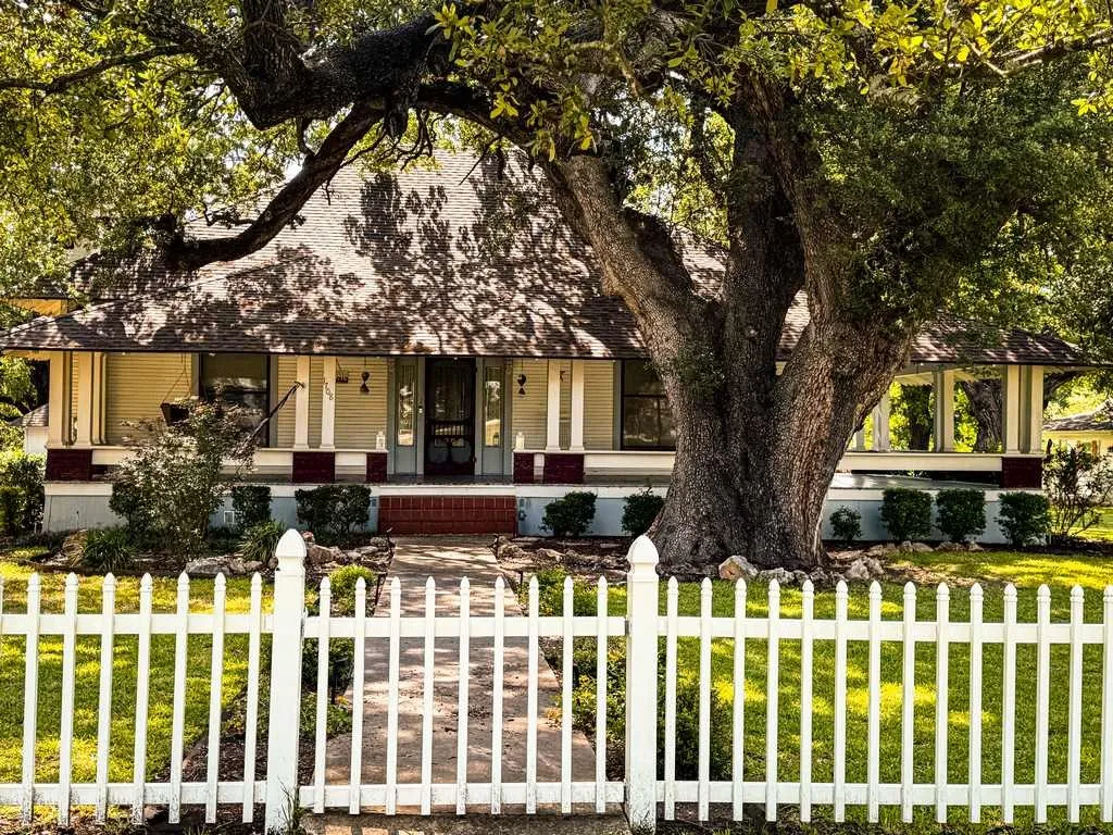 Single Family Residence For Sale in Bell County , 1708 S Wall Street, Belton, Texas 76513, 4 Bedroom, 2 Bathroom, 2 Garage spaces, 3,004 Sqft, built in 1918, Price $625,000, mls#21266824, Real Estate Agent in Belton, Homes For Sale in Bell county, Homes For Sale in Belton, Realtor in Belton Texas, Real Estate Brokerage Independent Realty Texas, Luminita Cordes Realtor