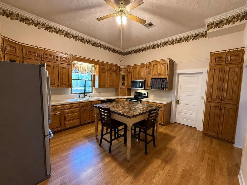 Single Family Residence For Sale in Bell County , 1708 S Wall Street, Belton, Texas 76513, 4 Bedroom, 2 Bathroom, 2 Garage spaces, 3,004 Sqft, built in 1918, Price $625,000, mls#21266824, Real Estate Agent in Belton, Homes For Sale in Bell county, Homes For Sale in Belton, Realtor in Belton Texas, Real Estate Brokerage Independent Realty Texas, Luminita Cordes Realtor