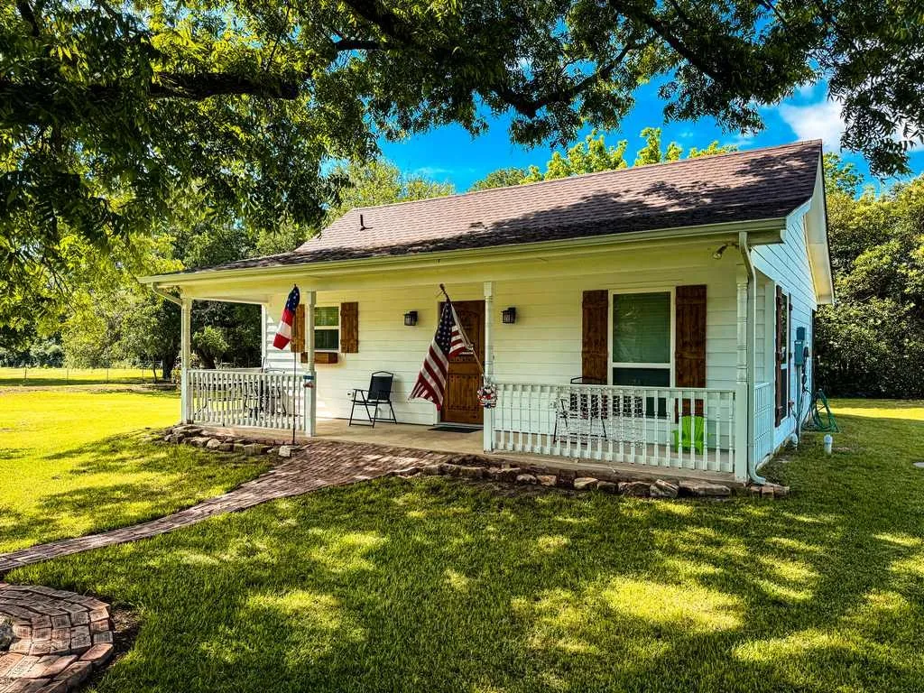 Single Family Residence For Sale in Bell County , 1708 S Wall Street, Belton, Texas 76513, 4 Bedroom, 2 Bathroom, 2 Garage spaces, 3,004 Sqft, built in 1918, Price $625,000, mls#21266824, Real Estate Agent in Belton, Homes For Sale in Bell county, Homes For Sale in Belton, Realtor in Belton Texas, Real Estate Brokerage Independent Realty Texas, Luminita Cordes Realtor