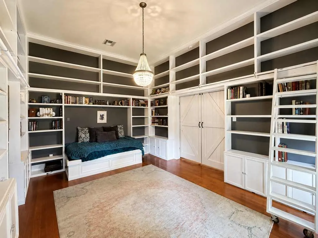 Single Family Residence For Sale in Bell County , 1708 S Wall Street, Belton, Texas 76513, 4 Bedroom, 2 Bathroom, 2 Garage spaces, 3,004 Sqft, built in 1918, Price $625,000, mls#21266824, Real Estate Agent in Belton, Homes For Sale in Bell county, Homes For Sale in Belton, Realtor in Belton Texas, Real Estate Brokerage Independent Realty Texas, Luminita Cordes Realtor