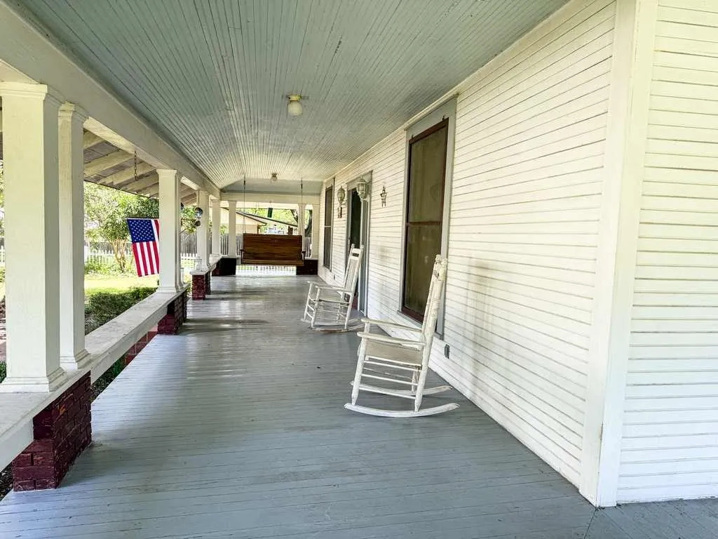 Single Family Residence For Sale in Bell County , 1708 S Wall Street, Belton, Texas 76513, 4 Bedroom, 2 Bathroom, 2 Garage spaces, 3,004 Sqft, built in 1918, Price $625,000, mls#21266824, Real Estate Agent in Belton, Homes For Sale in Bell county, Homes For Sale in Belton, Realtor in Belton Texas, Real Estate Brokerage Independent Realty Texas, Luminita Cordes Realtor