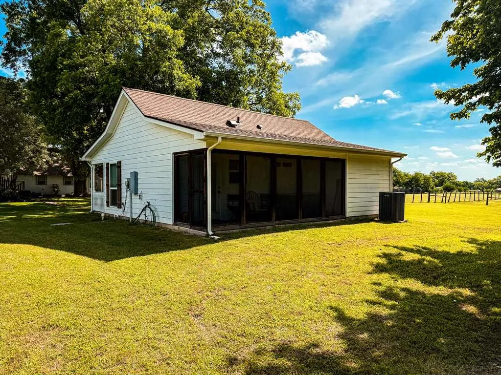 Single Family Residence For Sale in Bell County , 1708 S Wall Street, Belton, Texas 76513, 4 Bedroom, 2 Bathroom, 2 Garage spaces, 3,004 Sqft, built in 1918, Price $625,000, mls#21266824, Real Estate Agent in Belton, Homes For Sale in Bell county, Homes For Sale in Belton, Realtor in Belton Texas, Real Estate Brokerage Independent Realty Texas, Luminita Cordes Realtor