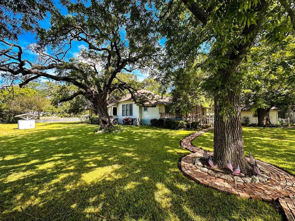 Single Family Residence For Sale in Bell County , 1708 S Wall Street, Belton, Texas 76513, 4 Bedroom, 2 Bathroom, 2 Garage spaces, 3,004 Sqft, built in 1918, Price $625,000, mls#21266824, Real Estate Agent in Belton, Homes For Sale in Bell county, Homes For Sale in Belton, Realtor in Belton Texas, Real Estate Brokerage Independent Realty Texas, Luminita Cordes Realtor