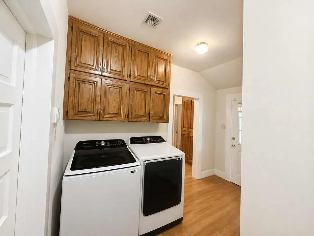 Single Family Residence For Sale in Bell County , 1708 S Wall Street, Belton, Texas 76513, 4 Bedroom, 2 Bathroom, 2 Garage spaces, 3,004 Sqft, built in 1918, Price $625,000, mls#21266824, Real Estate Agent in Belton, Homes For Sale in Bell county, Homes For Sale in Belton, Realtor in Belton Texas, Real Estate Brokerage Independent Realty Texas, Luminita Cordes Realtor