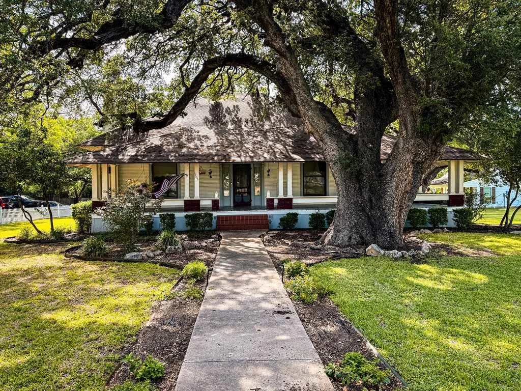 Single Family Residence For Sale in Bell County , 1708 S Wall Street, Belton, Texas 76513, 4 Bedroom, 2 Bathroom, 2 Garage spaces, 3,004 Sqft, built in 1918, Price $625,000, mls#21266824, Real Estate Agent in Belton, Homes For Sale in Bell county, Homes For Sale in Belton, Realtor in Belton Texas, Real Estate Brokerage Independent Realty Texas, Luminita Cordes Realtor