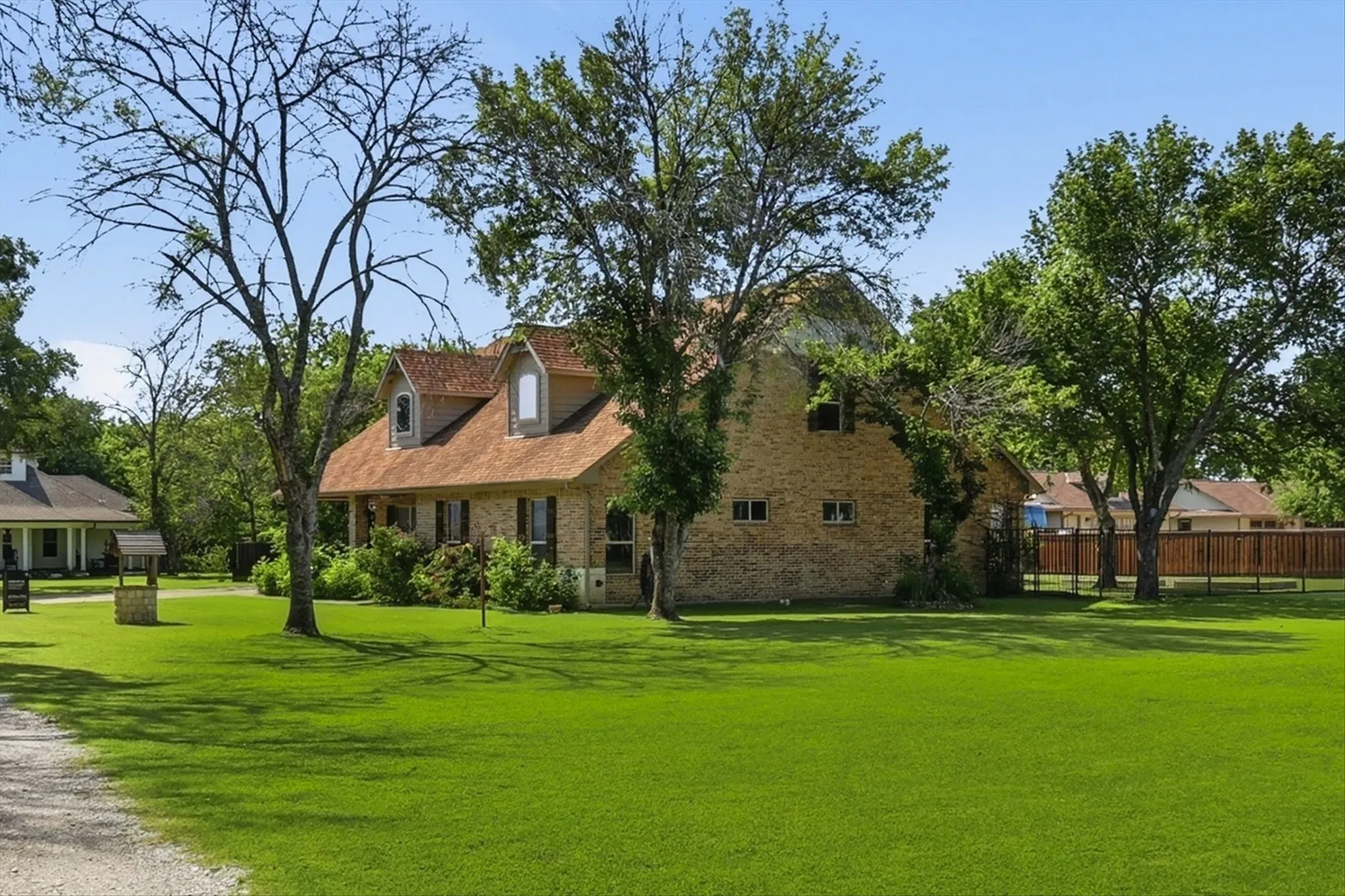 Single Family Residence For Sale in Denton County , 108 S Walnut Street, Roanoke, Texas 76262, 3 Bedroom, 2 Bathroom, 2 Garage spaces, 2,067 Sqft, built in 2015, Price $1,200,000, mls#21268688, Real Estate Agent in Roanoke, Homes For Sale in Denton county, Homes For Sale in Roanoke, Realtor in Roanoke Texas, Real Estate Brokerage Independent Realty Texas, Luminita Cordes Realtor
