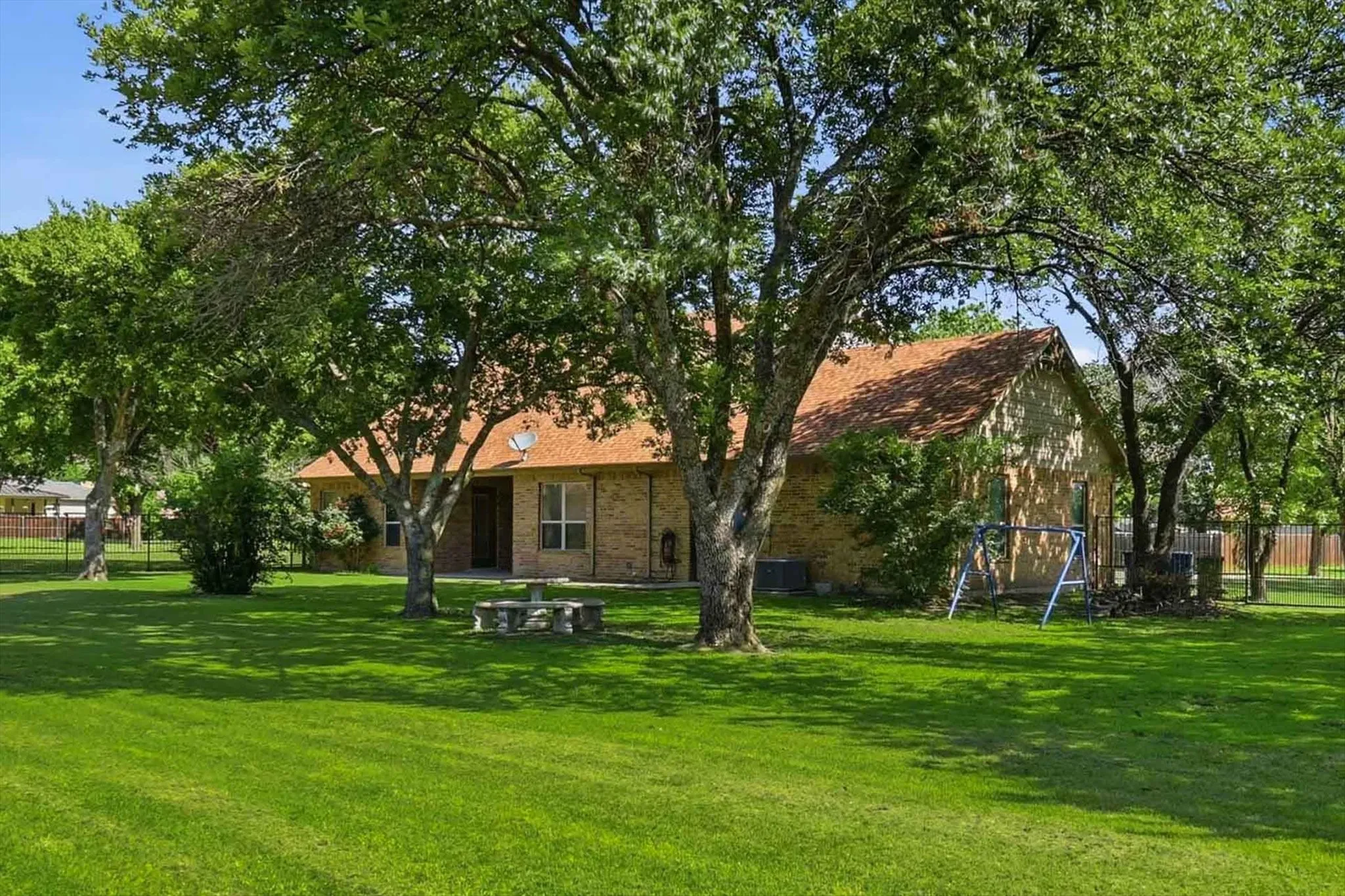 Single Family Residence For Sale in Denton County , 108 S Walnut Street, Roanoke, Texas 76262, 3 Bedroom, 2 Bathroom, 2 Garage spaces, 2,067 Sqft, built in 2015, Price $1,200,000, mls#21268688, Real Estate Agent in Roanoke, Homes For Sale in Denton county, Homes For Sale in Roanoke, Realtor in Roanoke Texas, Real Estate Brokerage Independent Realty Texas, Luminita Cordes Realtor