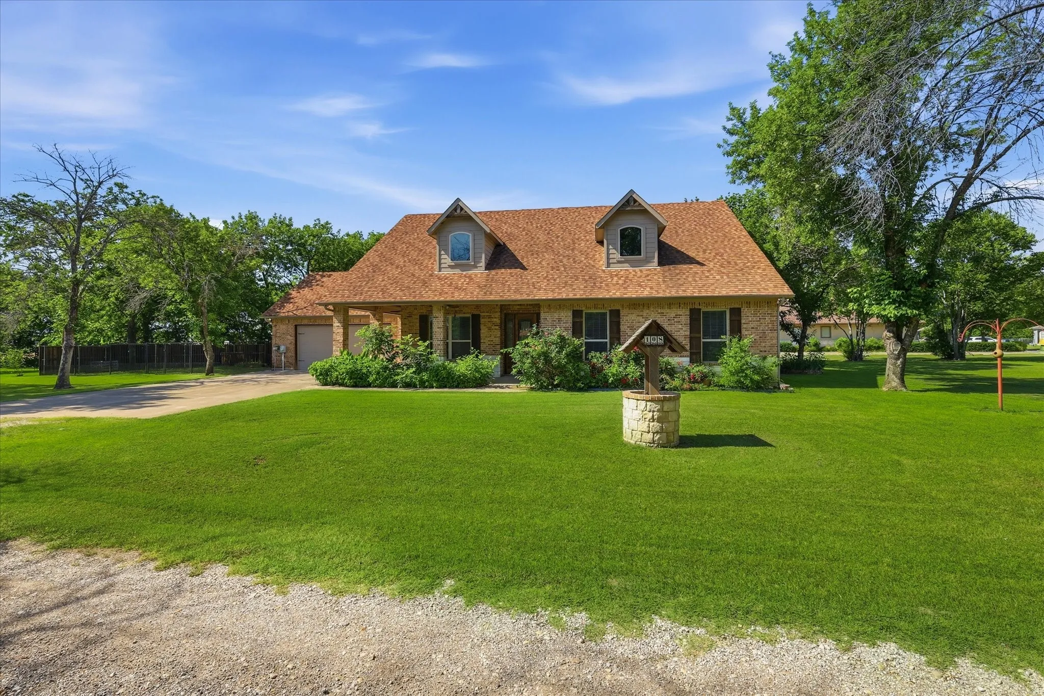 Single Family Residence For Sale in Denton County , 108 S Walnut Street, Roanoke, Texas 76262, 3 Bedroom, 2 Bathroom, 2 Garage spaces, 2,067 Sqft, built in 2015, Price $1,200,000, mls#21268688, Real Estate Agent in Roanoke, Homes For Sale in Denton county, Homes For Sale in Roanoke, Realtor in Roanoke Texas, Real Estate Brokerage Independent Realty Texas, Luminita Cordes Realtor