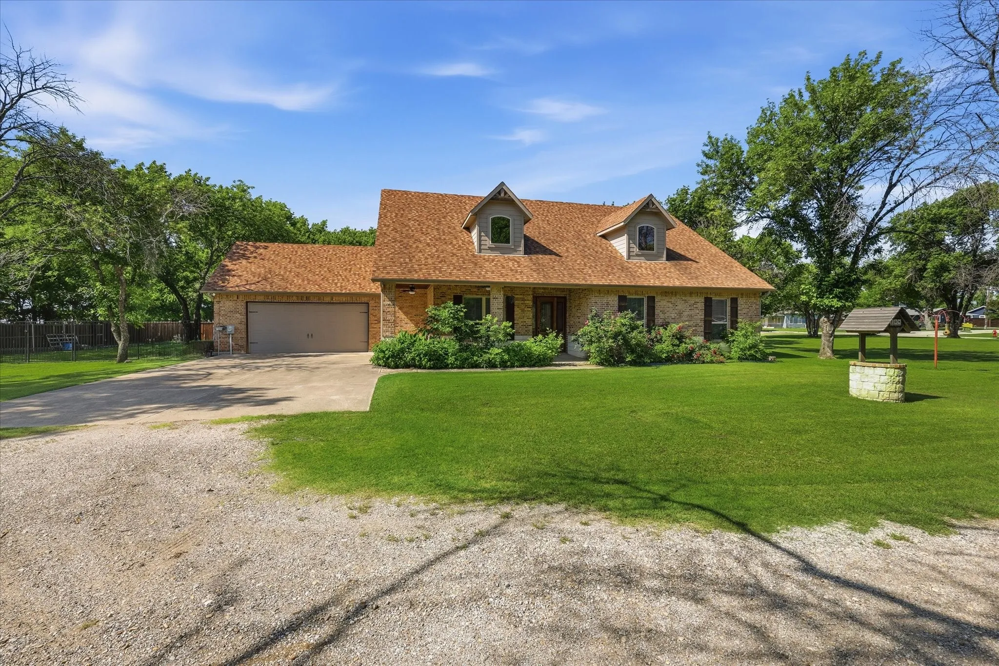 Single Family Residence For Sale in Denton County , 108 S Walnut Street, Roanoke, Texas 76262, 3 Bedroom, 2 Bathroom, 2 Garage spaces, 2,067 Sqft, built in 2015, Price $1,200,000, mls#21268688, Real Estate Agent in Roanoke, Homes For Sale in Denton county, Homes For Sale in Roanoke, Realtor in Roanoke Texas, Real Estate Brokerage Independent Realty Texas, Luminita Cordes Realtor