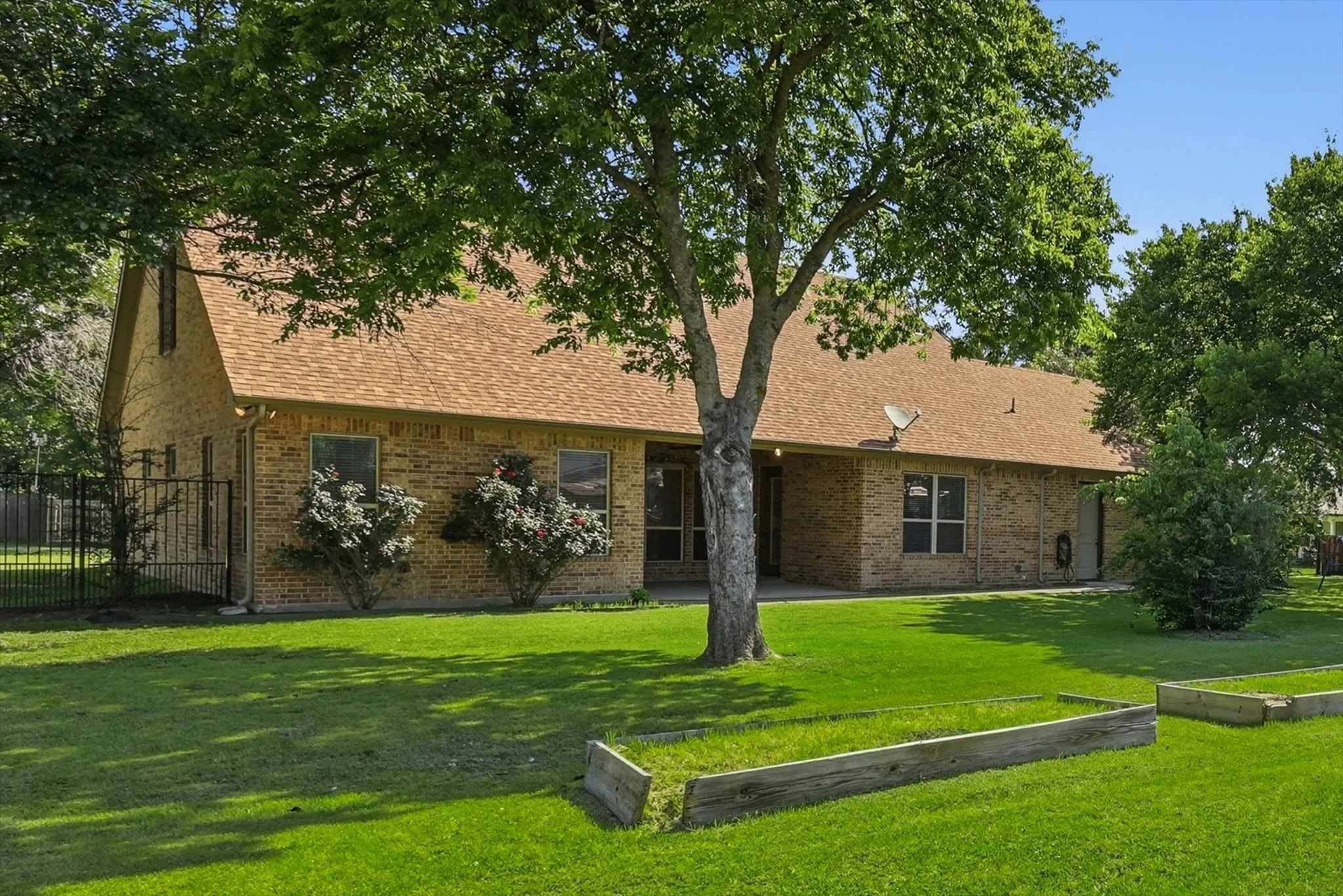 Single Family Residence For Sale in Denton County , 108 S Walnut Street, Roanoke, Texas 76262, 3 Bedroom, 2 Bathroom, 2 Garage spaces, 2,067 Sqft, built in 2015, Price $1,200,000, mls#21268688, Real Estate Agent in Roanoke, Homes For Sale in Denton county, Homes For Sale in Roanoke, Realtor in Roanoke Texas, Real Estate Brokerage Independent Realty Texas, Luminita Cordes Realtor