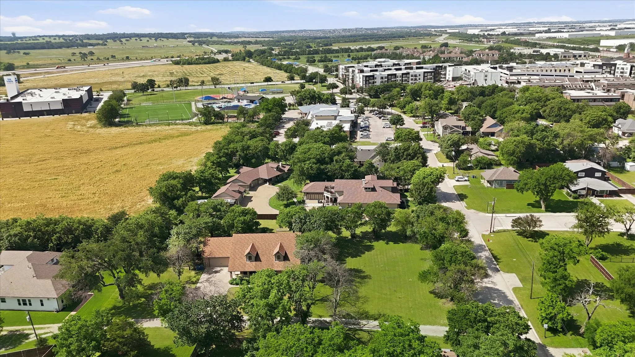 Single Family Residence For Sale in Denton County , 108 S Walnut Street, Roanoke, Texas 76262, 3 Bedroom, 2 Bathroom, 2 Garage spaces, 2,067 Sqft, built in 2015, Price $1,200,000, mls#21268688, Real Estate Agent in Roanoke, Homes For Sale in Denton county, Homes For Sale in Roanoke, Realtor in Roanoke Texas, Real Estate Brokerage Independent Realty Texas, Luminita Cordes Realtor