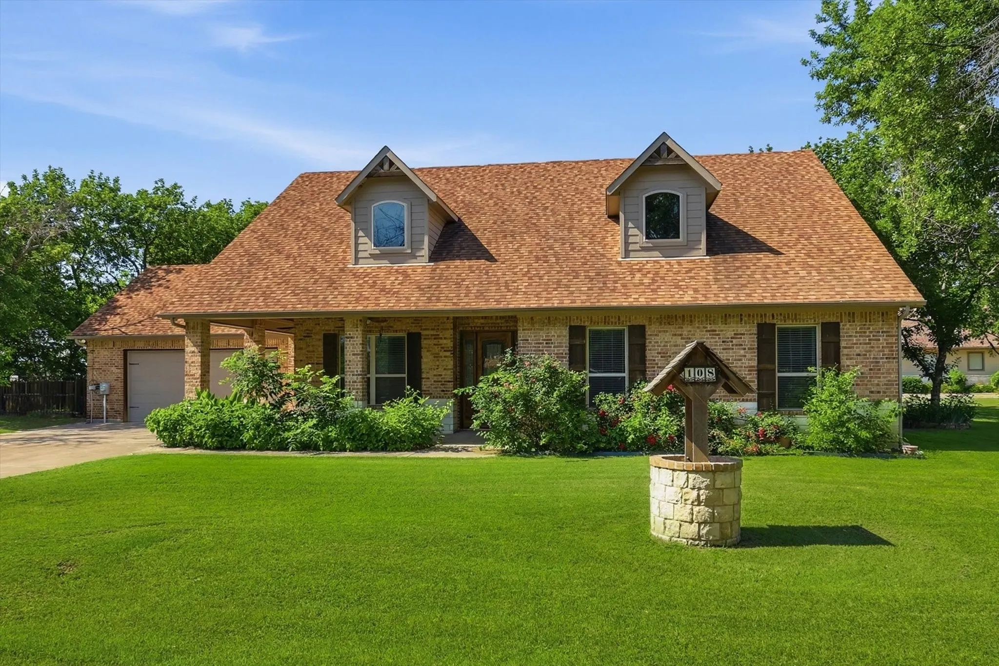 Single Family Residence For Sale in Denton County , 108 S Walnut Street, Roanoke, Texas 76262, 3 Bedroom, 2 Bathroom, 2 Garage spaces, 2,067 Sqft, built in 2015, Price $1,200,000, mls#21268688, Real Estate Agent in Roanoke, Homes For Sale in Denton county, Homes For Sale in Roanoke, Realtor in Roanoke Texas, Real Estate Brokerage Independent Realty Texas, Luminita Cordes Realtor