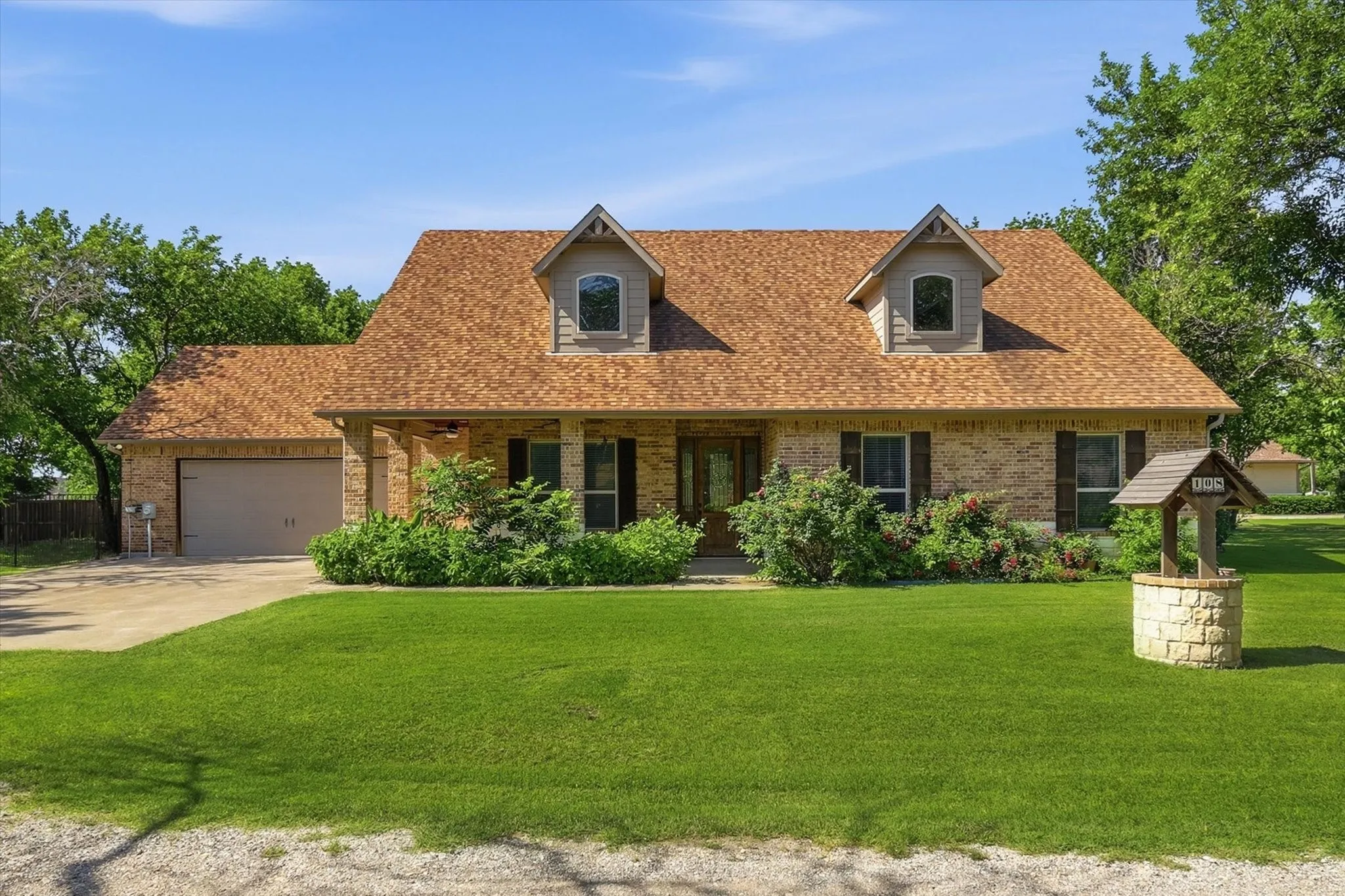 Single Family Residence For Sale in Denton County , 108 S Walnut Street, Roanoke, Texas 76262, 3 Bedroom, 2 Bathroom, 2 Garage spaces, 2,067 Sqft, built in 2015, Price $1,200,000, mls#21268688, Real Estate Agent in Roanoke, Homes For Sale in Denton county, Homes For Sale in Roanoke, Realtor in Roanoke Texas, Real Estate Brokerage Independent Realty Texas, Luminita Cordes Realtor