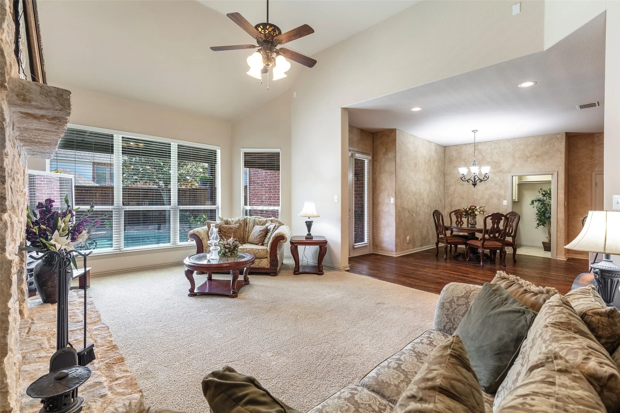 Expansive windows overlook the pool, while the open design keeps everyday moments connected to the breakfast area and kitchen.