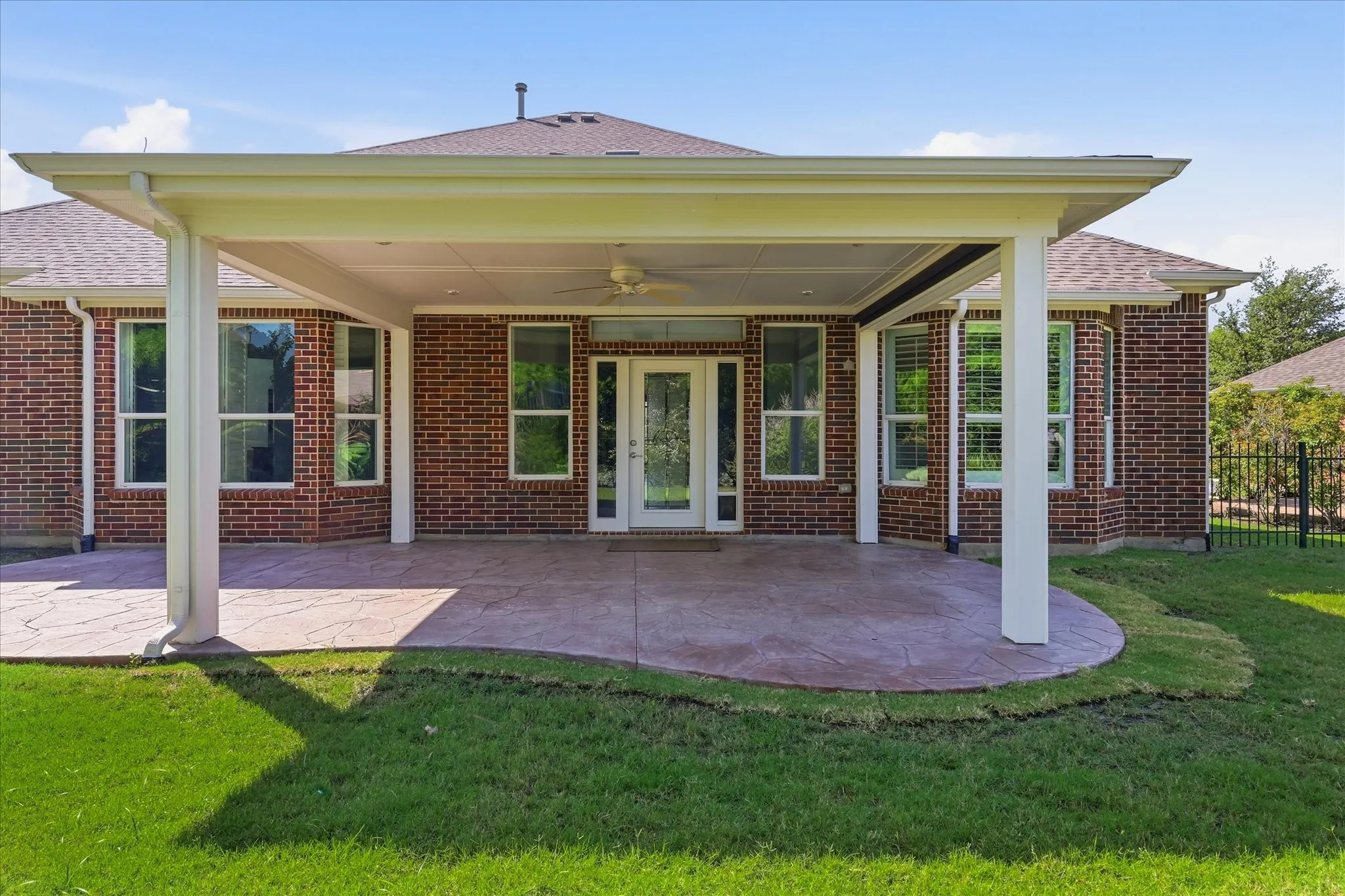 Large covered patio with adjustable screen/shade.