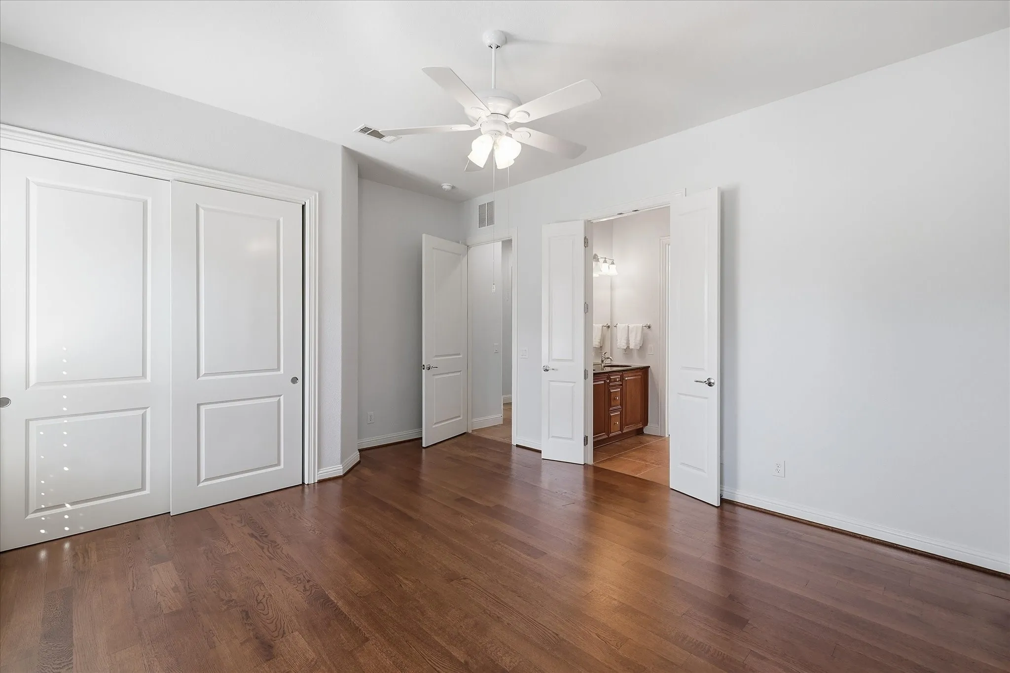 Single Family Residence For Sale in Denton County , 7045 Lake Mead Court, Frisco, Texas 75036, 3 Bedroom, 3 Bathroom, 2 Garage spaces, 3,010 Sqft, built in 2007, mls#21266417, Real Estate Agent in Frisco, Homes For Sale in Denton county, Homes For Sale in Frisco, Realtor in Frisco Texas, Real Estate Brokerage Independent Realty Texas, Luminita Cordes Realtor